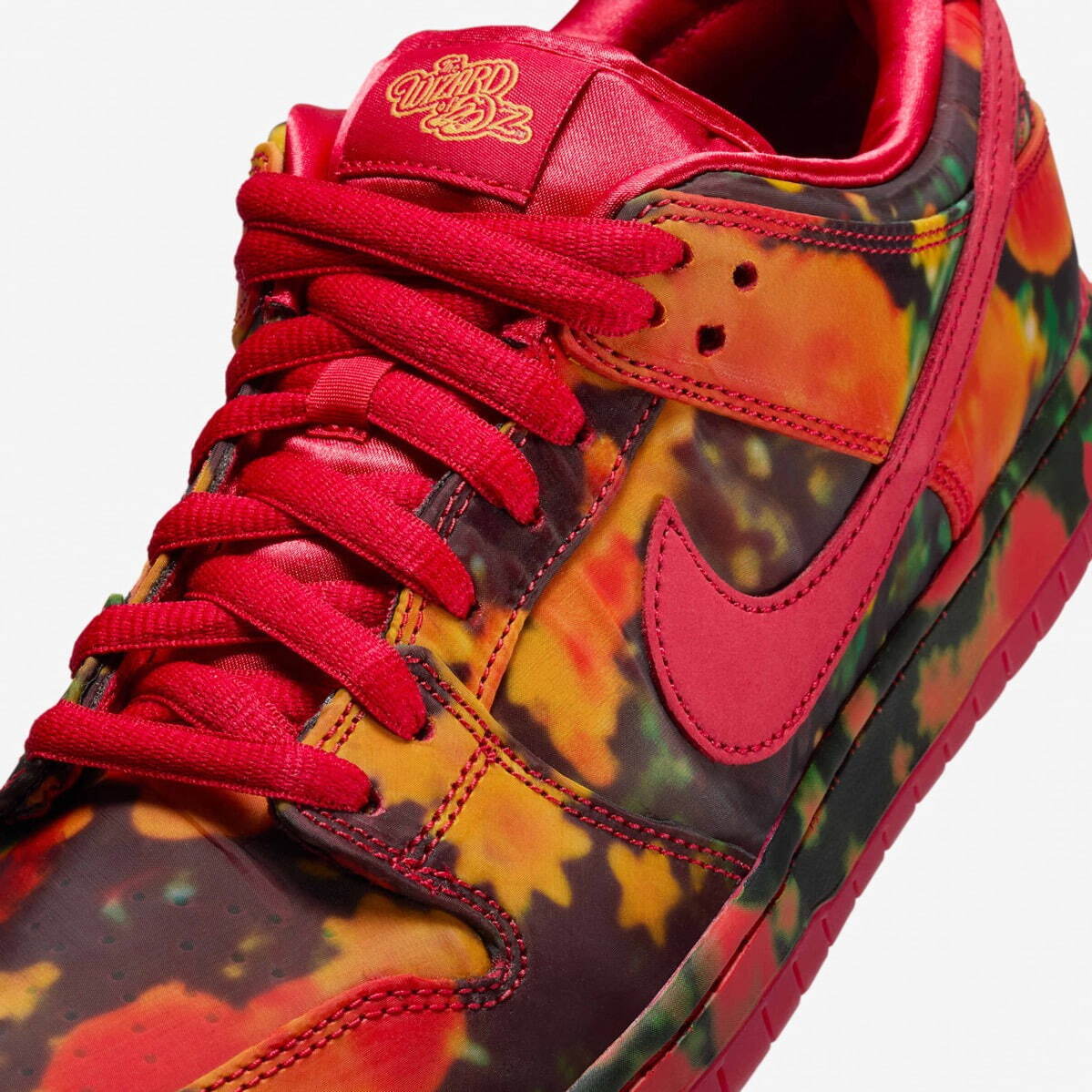 ナイキから『オズの魔法使』着想スニーカー「ダンク ロー プロ」滲んだ