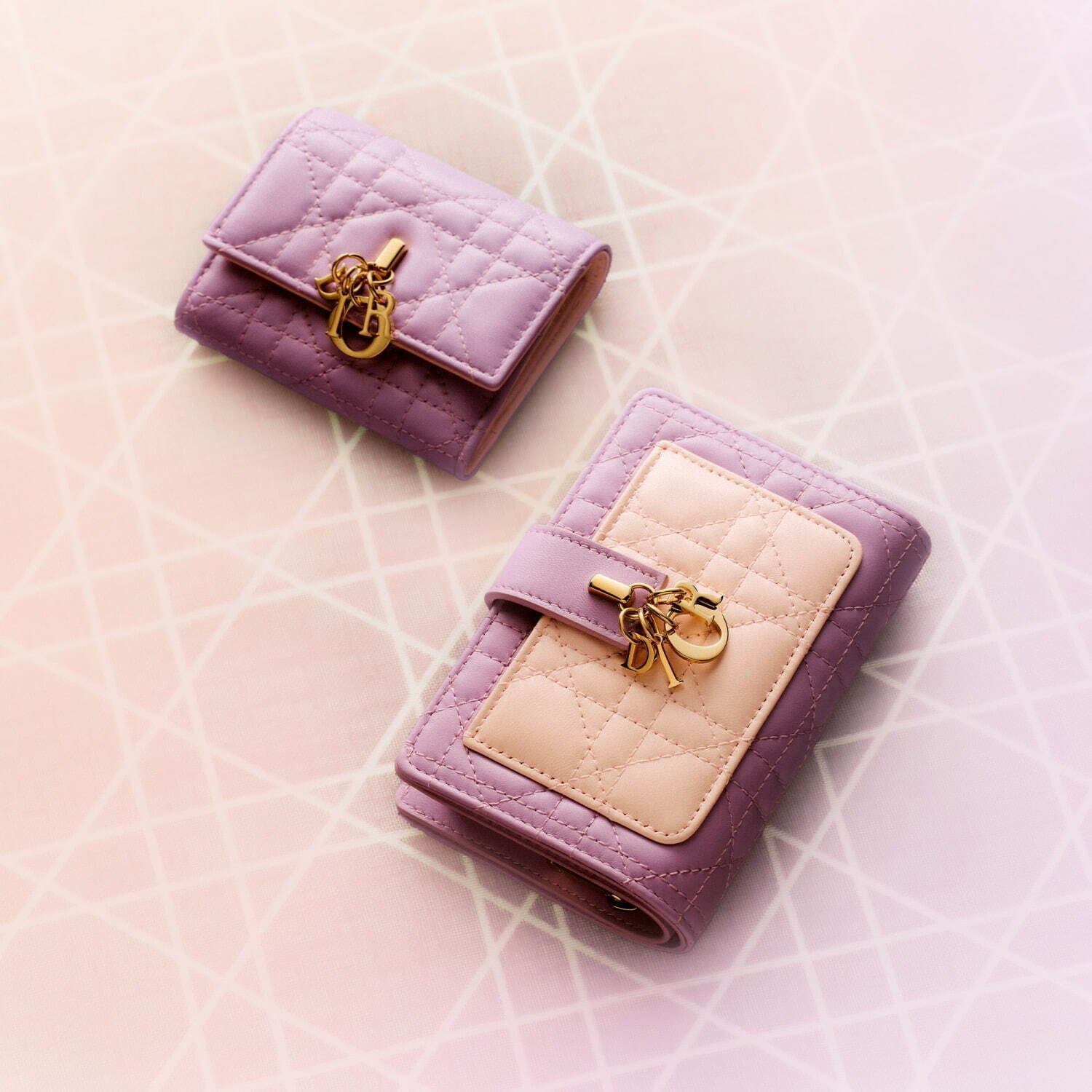 ディオール“幸運を呼ぶハート”の「カナージュ」ステッチ入りミニ財布