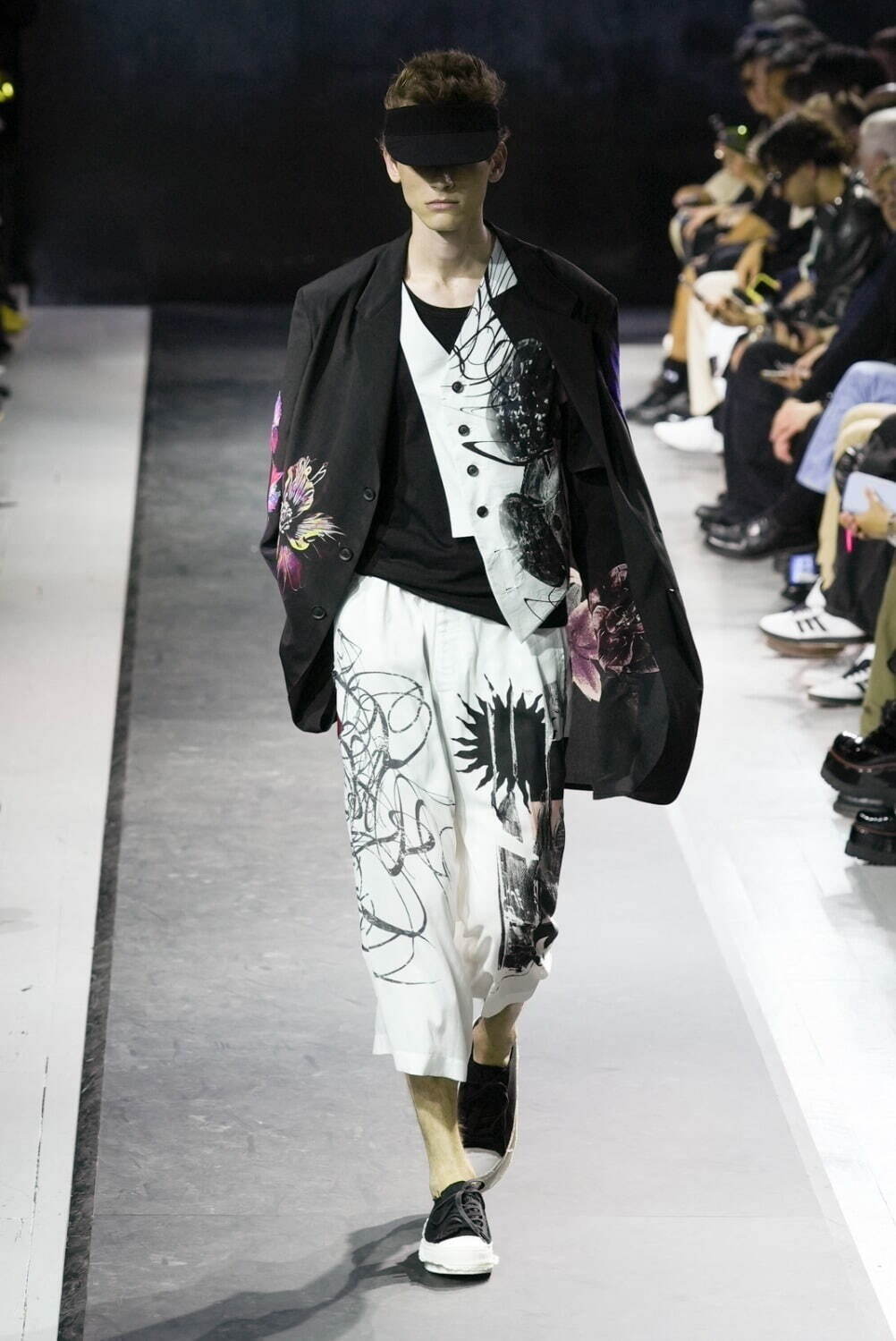 ヨウジヤマモト25年春夏メンズ、花やストリートアートを描くテーラード