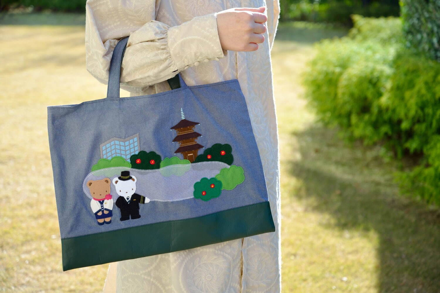 ファミリア×ホテル椿山荘東京のデニムバッグ、ホテル制服姿のクマ