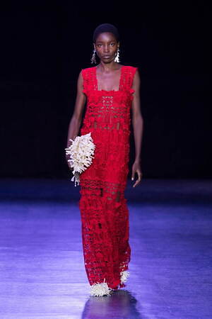 トライバル柄”ドレス＆ヴィンテージ感漂うシアートップス