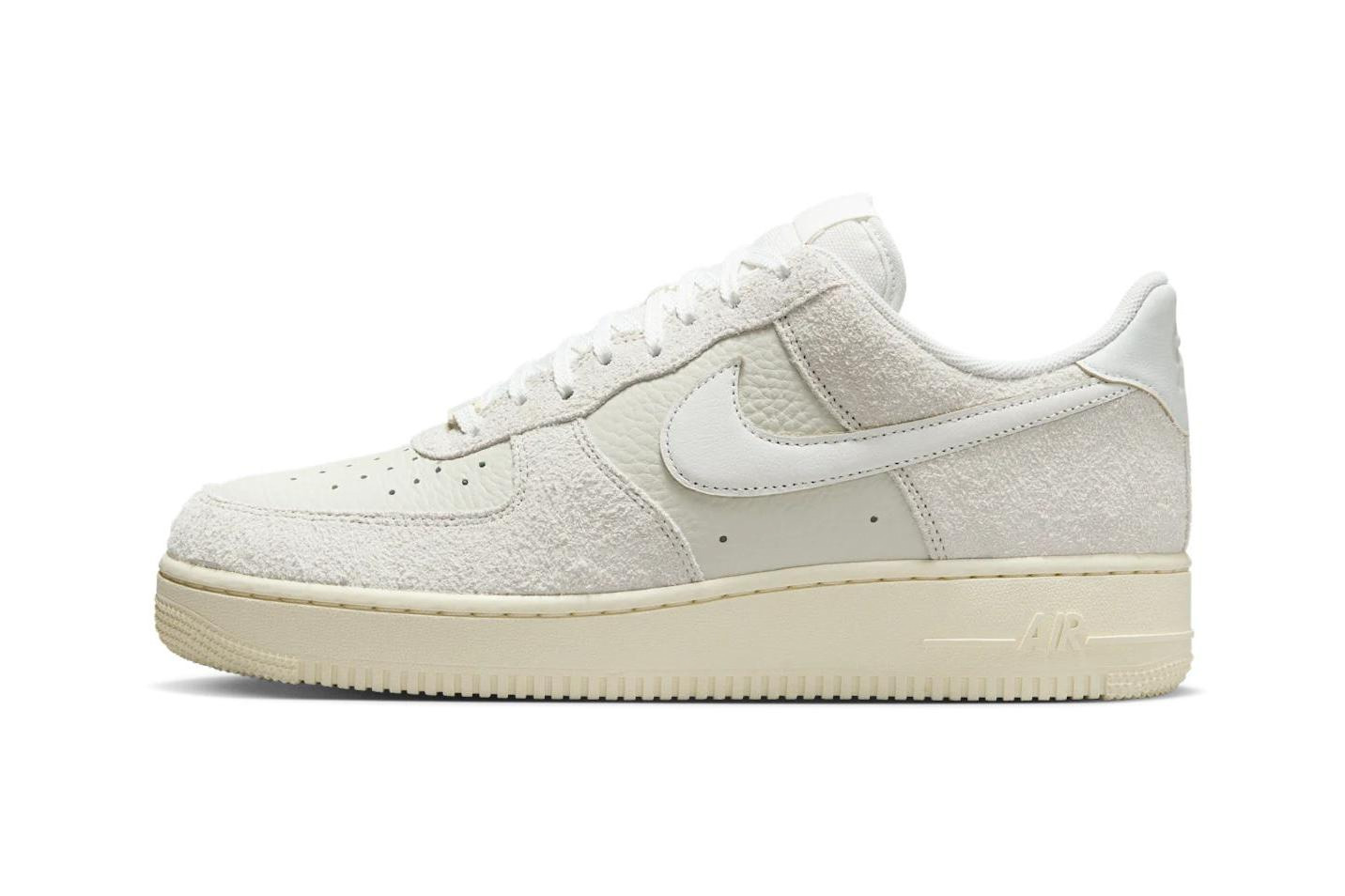 ナイキ「エア フォース 1」シボ革×スエードの“オールホワイト