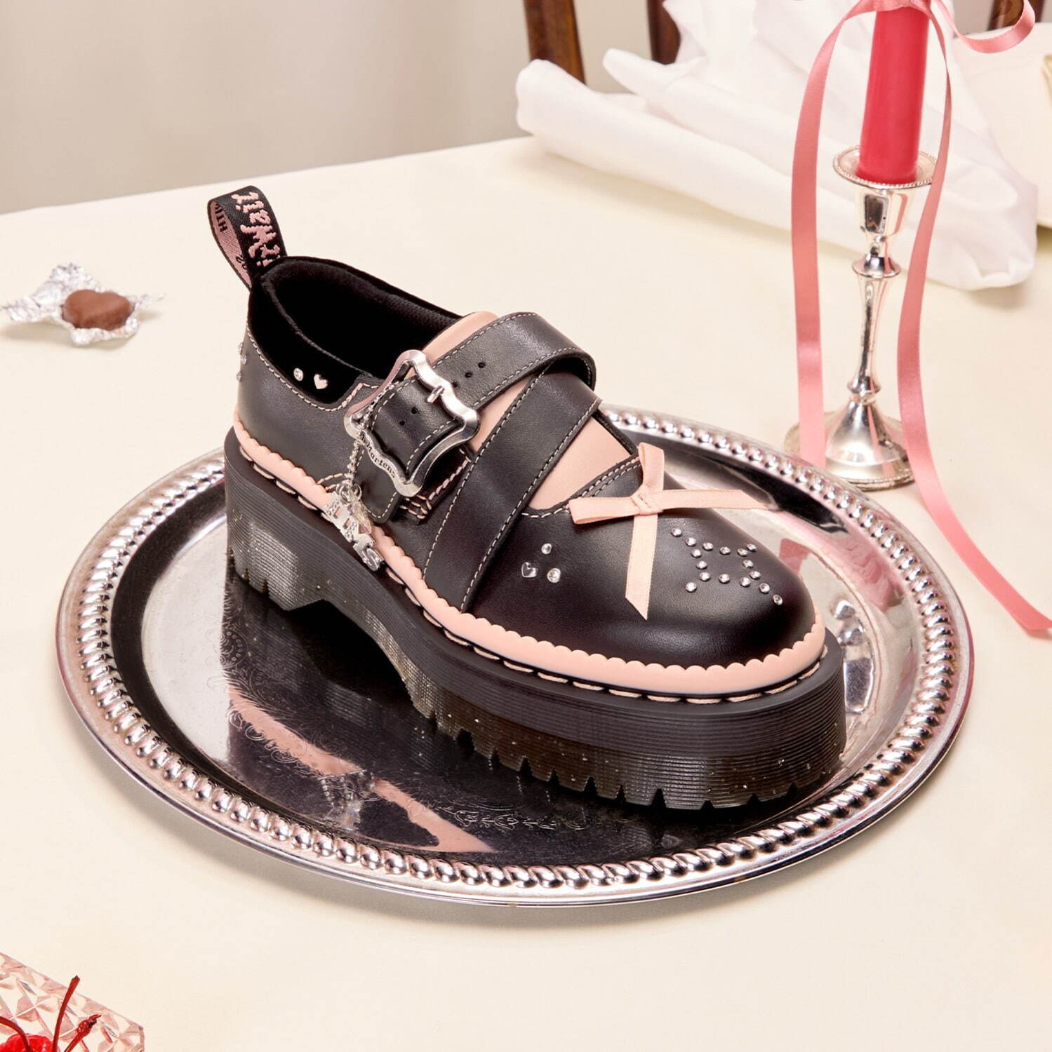 ドクターマーチン25年バレンタイン、“煌めく星×ピンクリボン”の