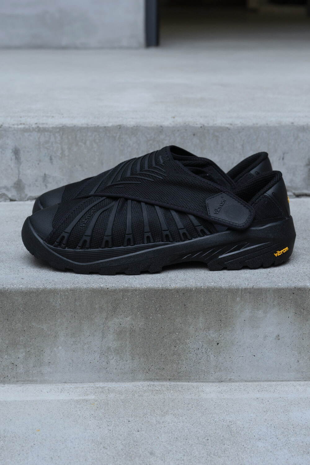 レインメーカーの“風呂敷”着想スニーカー、甲を包み込むクロスベルトの