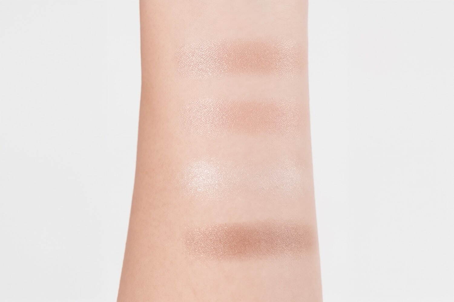 コスメデコルテのクリスマスコフレ2024、“白い花が咲く”ポーチ付き！4