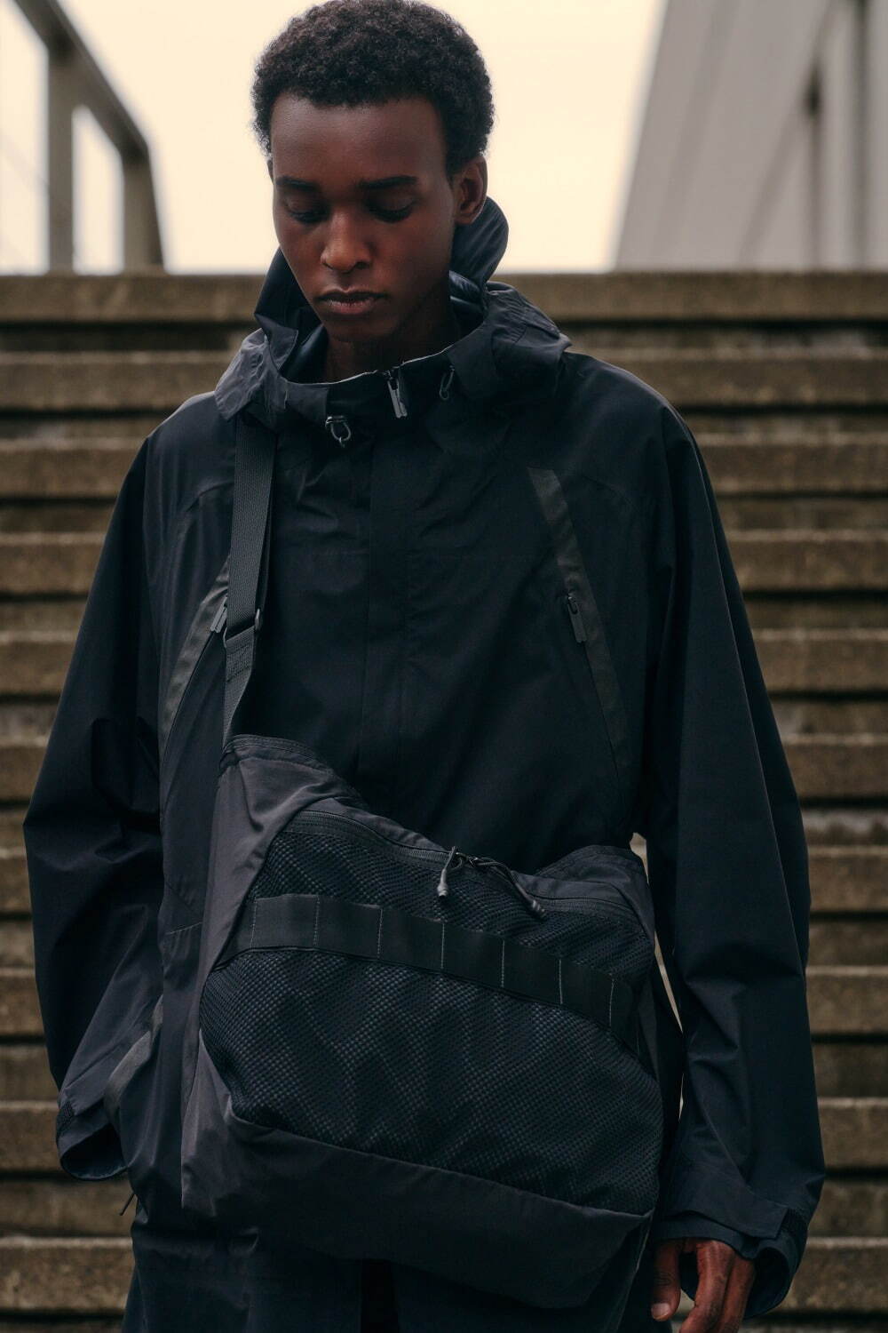 ホワイトマウンテニアリング×ブリーフィング、オールブラックのバック