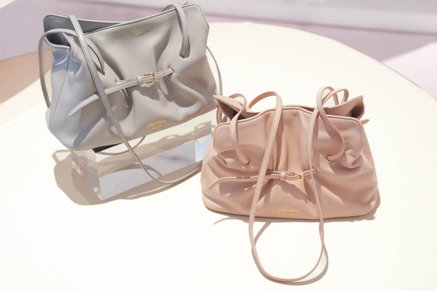 プラダのウィメンズバッグ、“ボール付きチェーン華やぐ”ナイロンバッグ