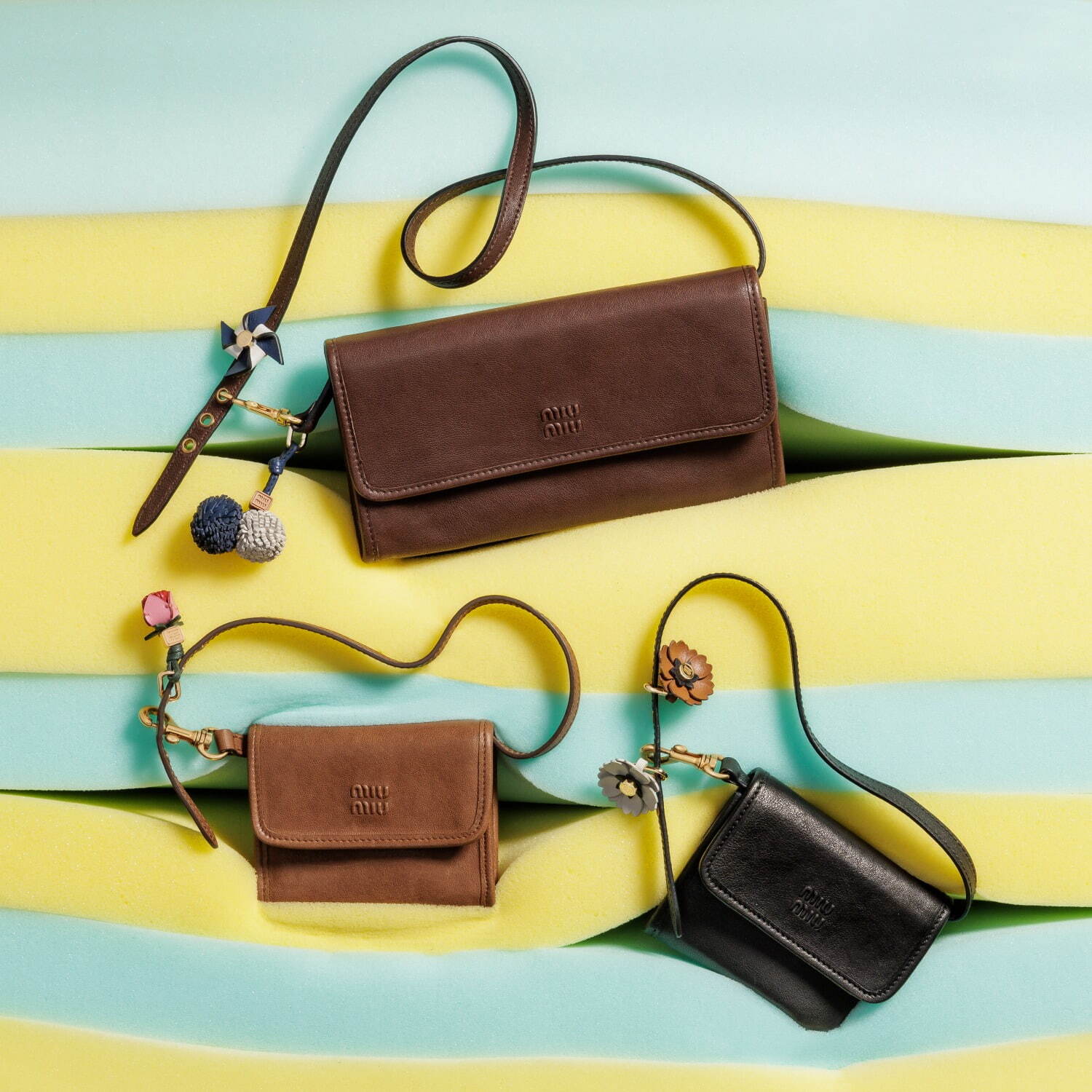ミュウミュウのレザーグッズ、ショルダーストラップ付き財布やタッセル