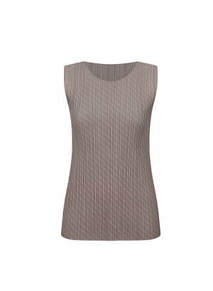 プリーツ プリーズ イッセイ ミヤケの服をまとった女性をカラフルに