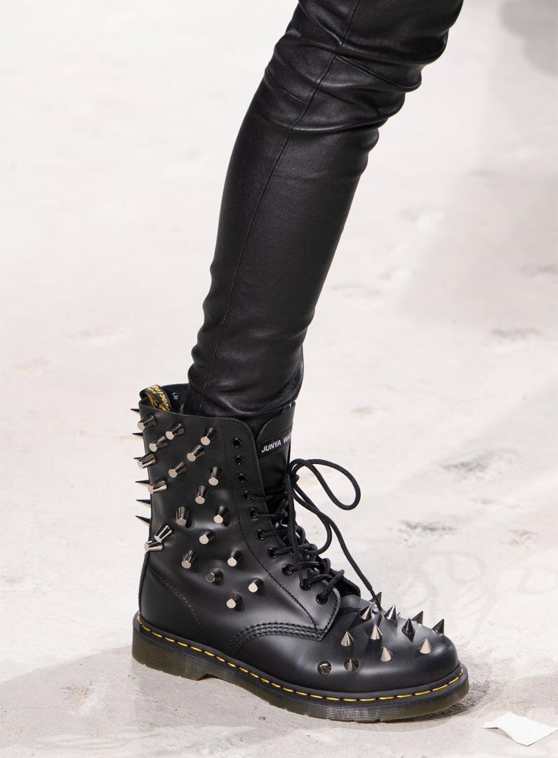 ドクターマーチン×ジュンヤ ワタナベ、“袖がブーツ”のライダース
