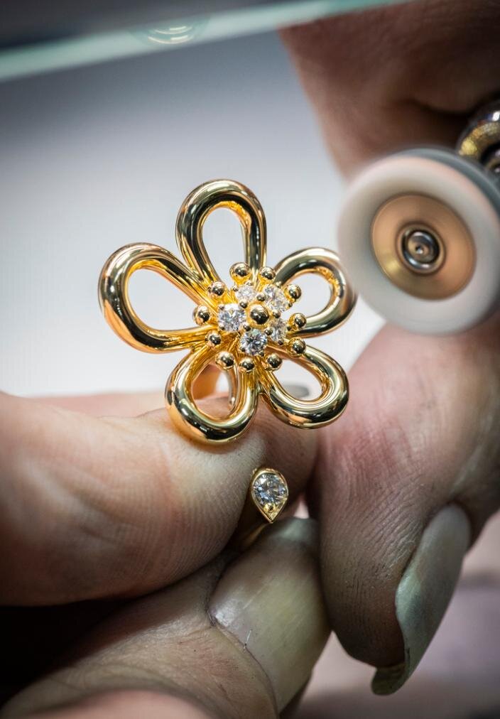 ヴァン クリーフ＆アーペル「フラワーレース」オープンワークの花が