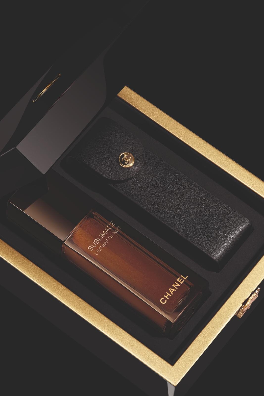 シャネル最高峰「サブリマージュ レ ゼクストレ」の美容液レザーケース