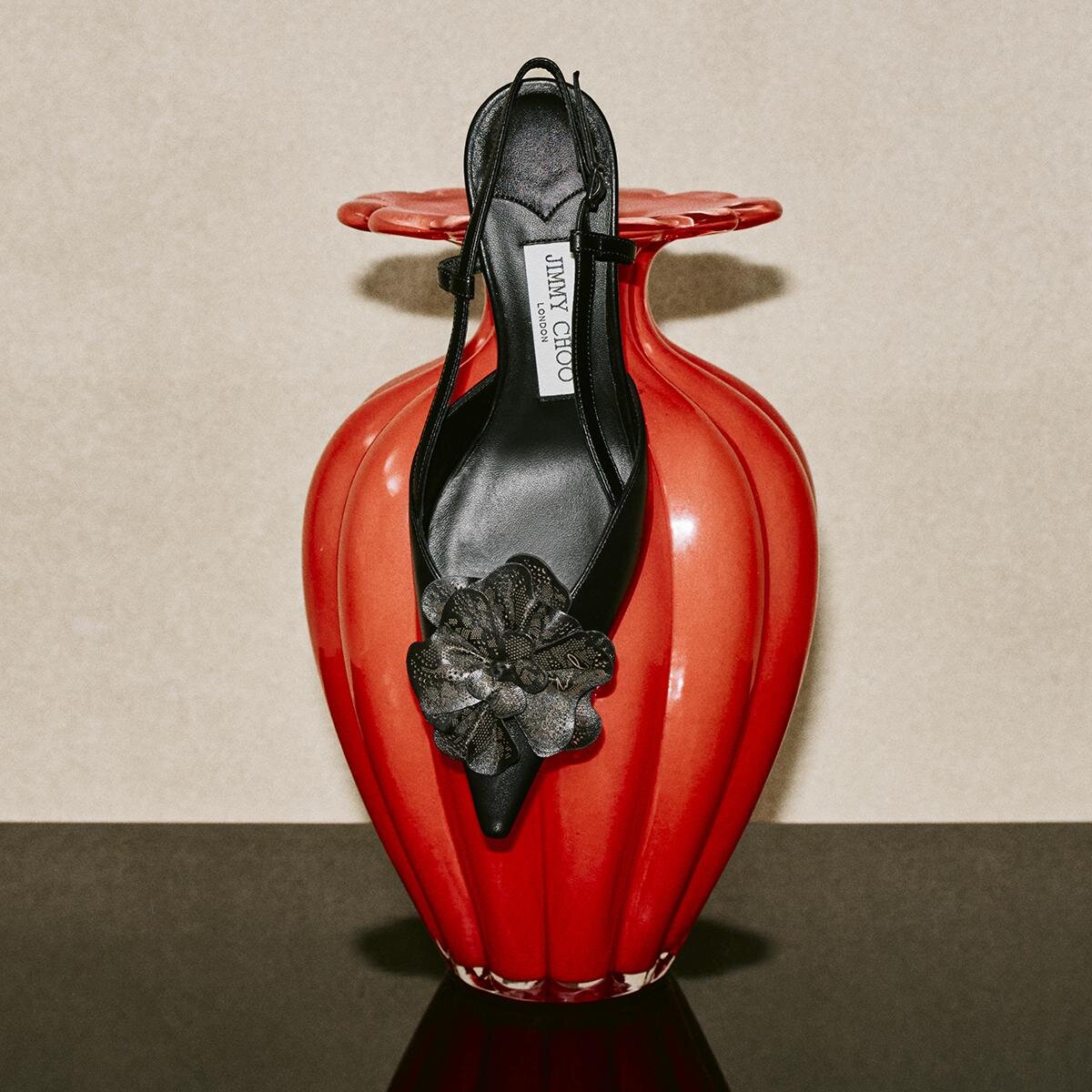 ジミー チュウ“まるで宝石”クリスタル付きサテンパンプス＆バッグ、花