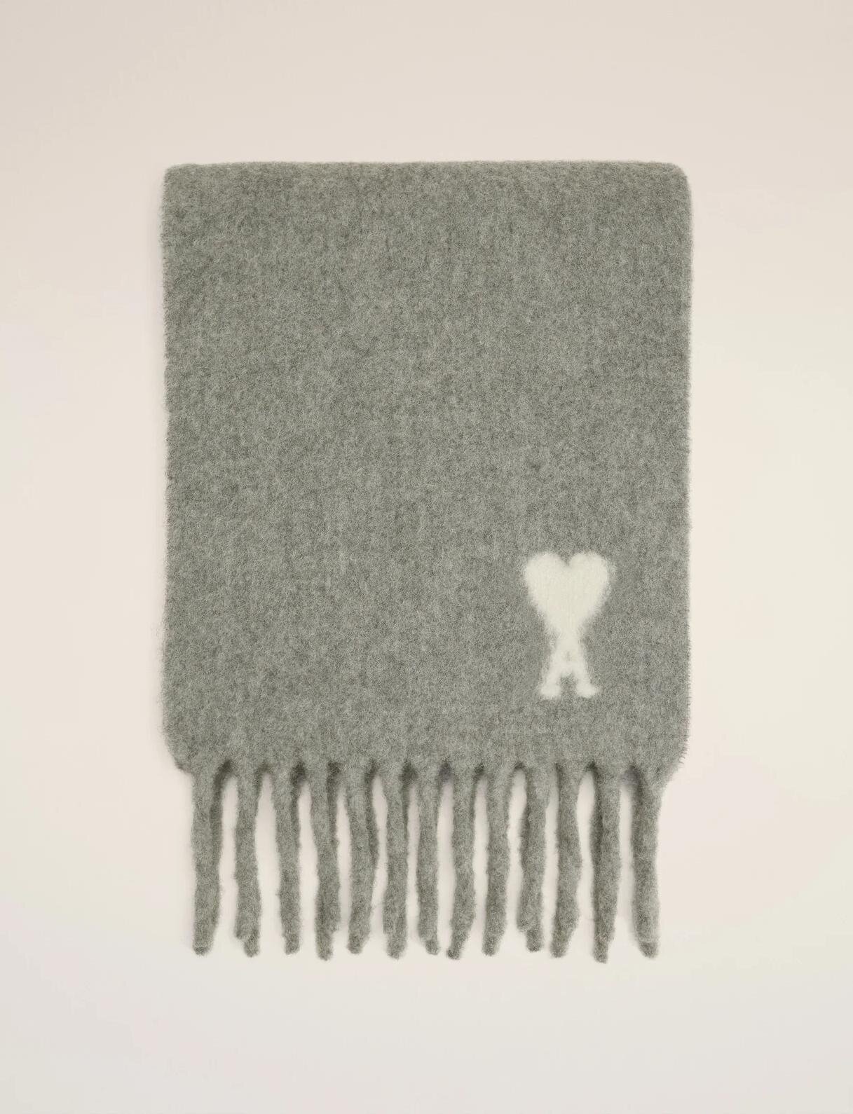 アミ パリス“パステルブルー＆ピンク”のハートロゴ入りマフラー