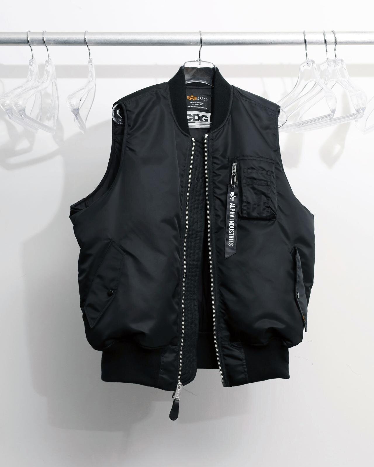 CDGロゴ入りブラックのMA-1ベスト、アルファ インダストリーズとコラボ
