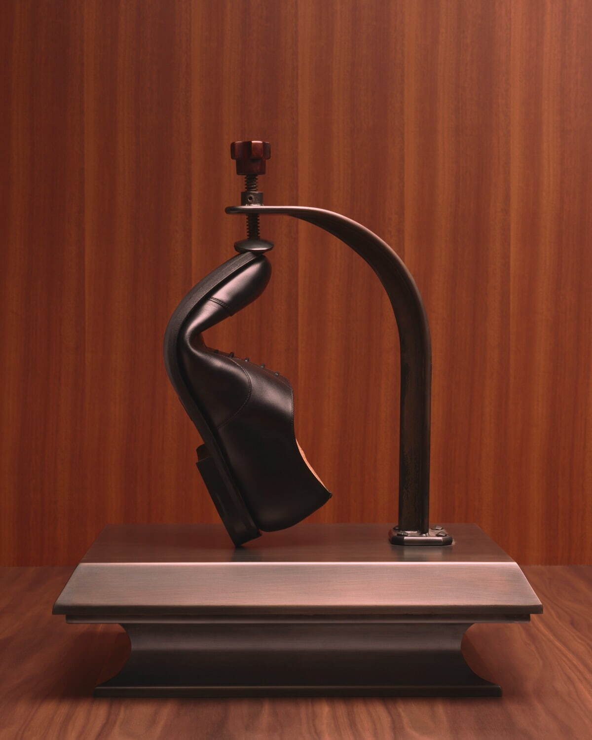 チャーチの革靴「コンサル」を快適ラバーソールでアレンジした新作