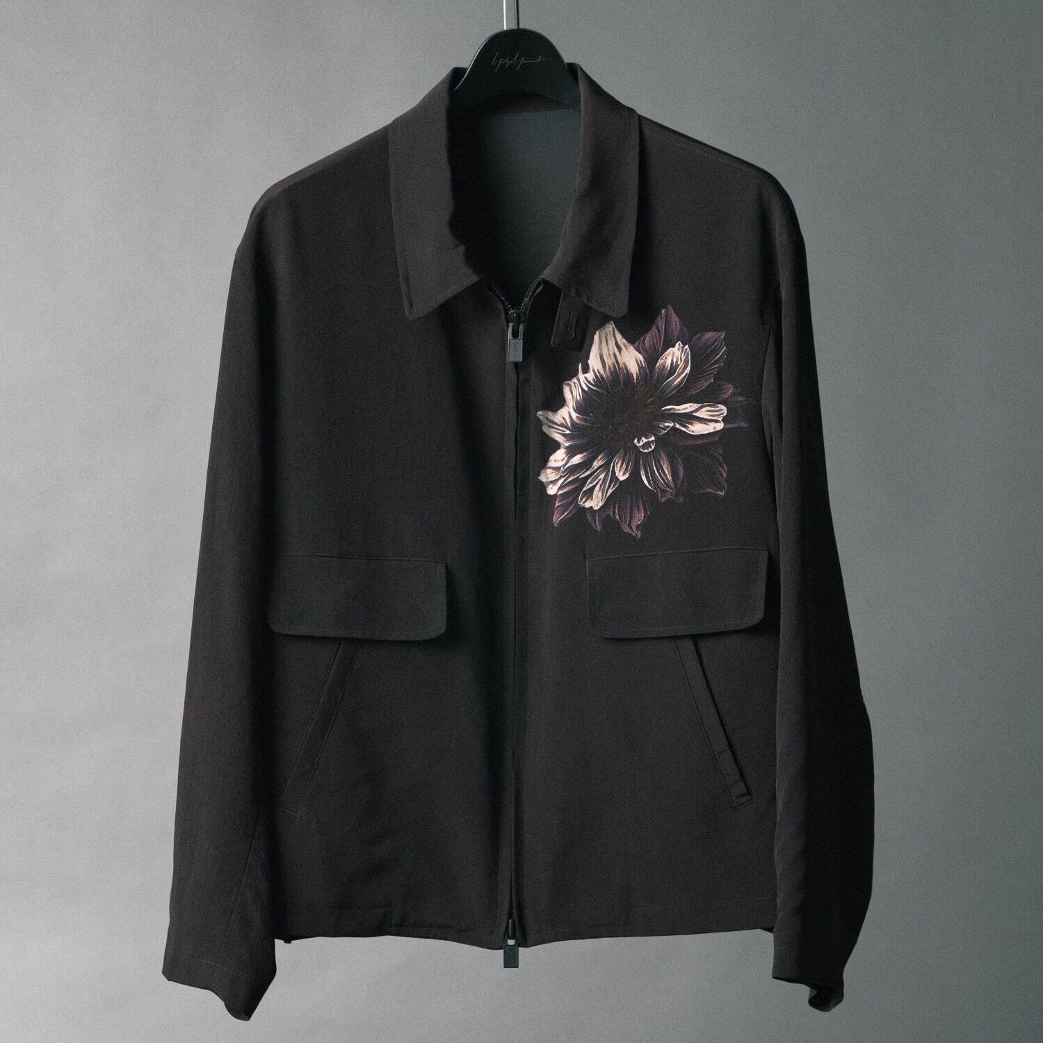 ヨウジヤマモト25年春夏メンズウェア、“ダークな花柄”プリントの