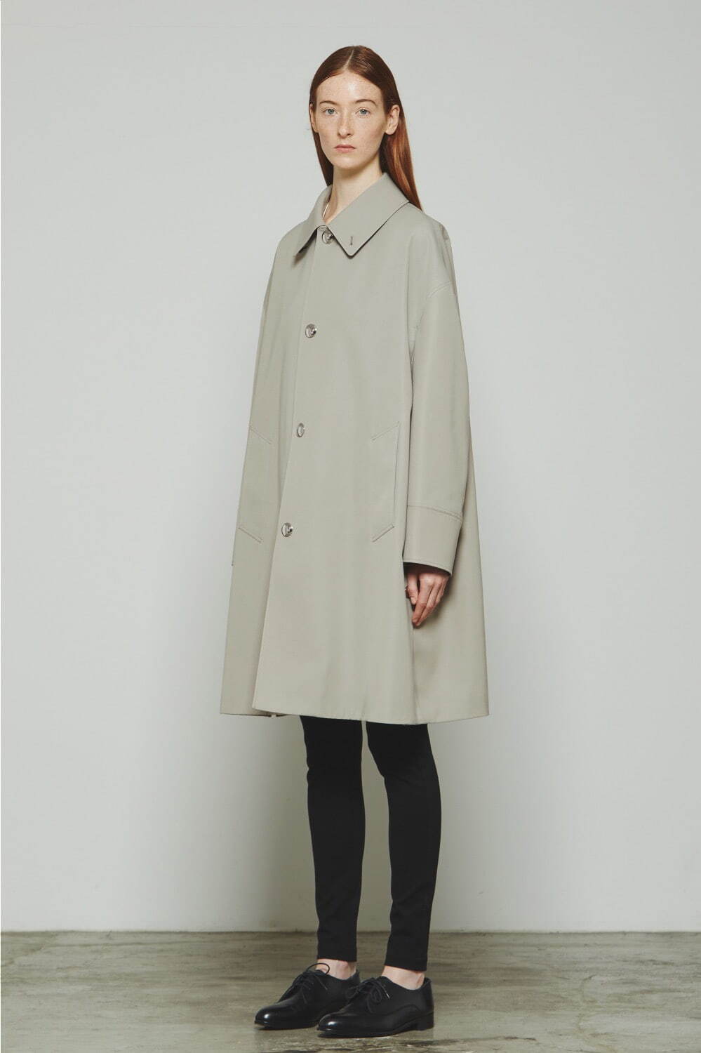 ザ・リラクスの25年春夏ウィメンズ、“シルバーボタン”きらめくコート