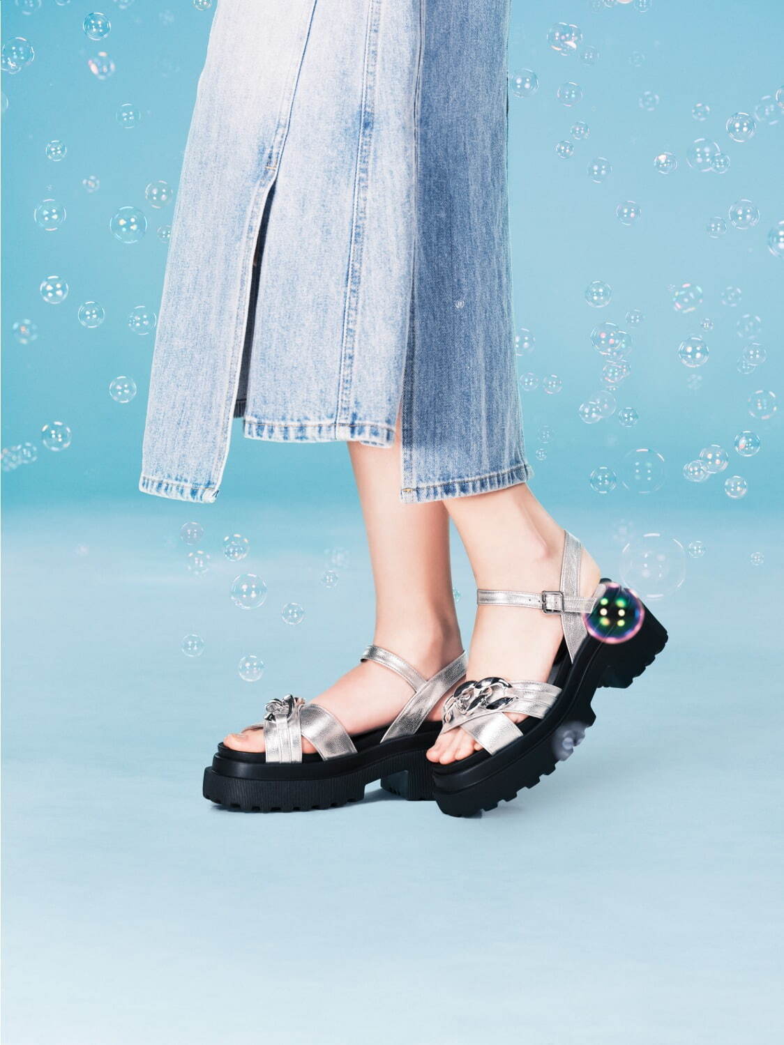 ダイアナからビジューバックル煌めくミュール＆華奢ストラップの