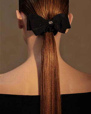 ディオール「CD」煌めく“大きなリボン”バレッタ、刺繍リボンのヘア