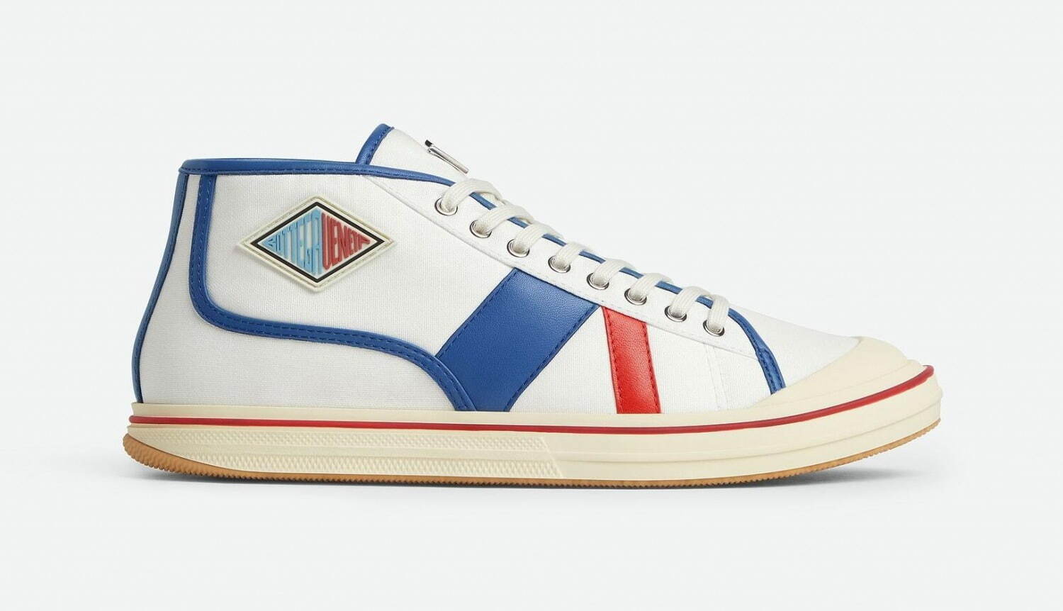 ボッテガ・ヴェネタ25年夏シューズ、レザートリム付き“レトロ風