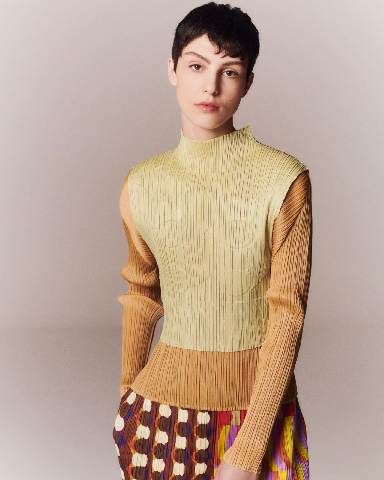 プリーツ プリーズ イッセイ ミヤケ“ダンス”着想のウェア、幾何学模様