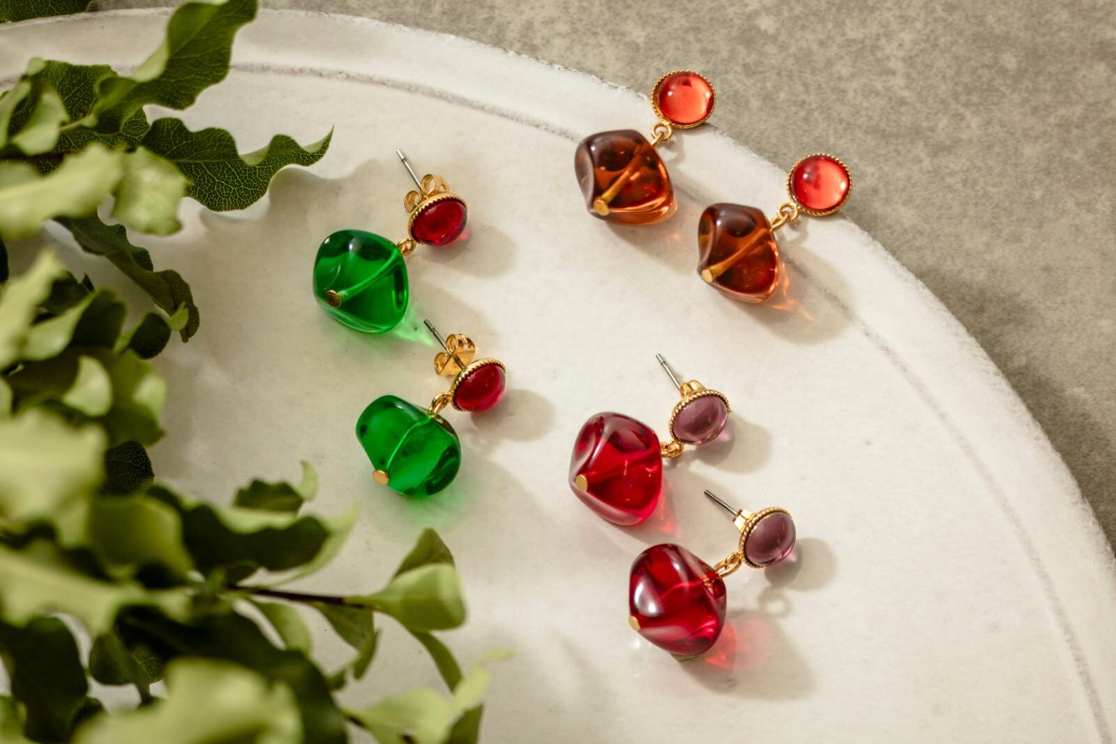 セシル・エ・ジャンヌのクリスマスジュエリー、“深みレッド”の花型