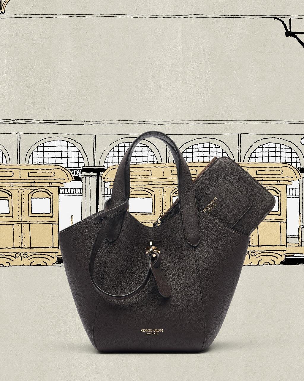 ジョルジオ アルマーニのウィメンズバッグ、“台形フォルム×しなやか