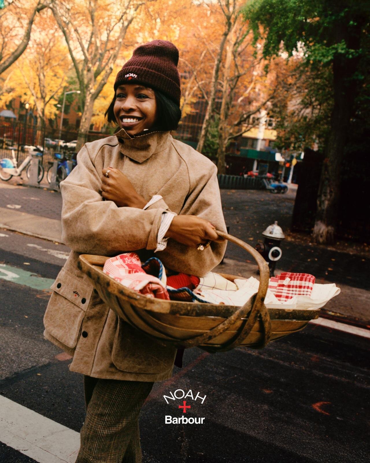 ノア×バブアー、“鮮やかレッド”のジャケット＆経年変化を楽しむ