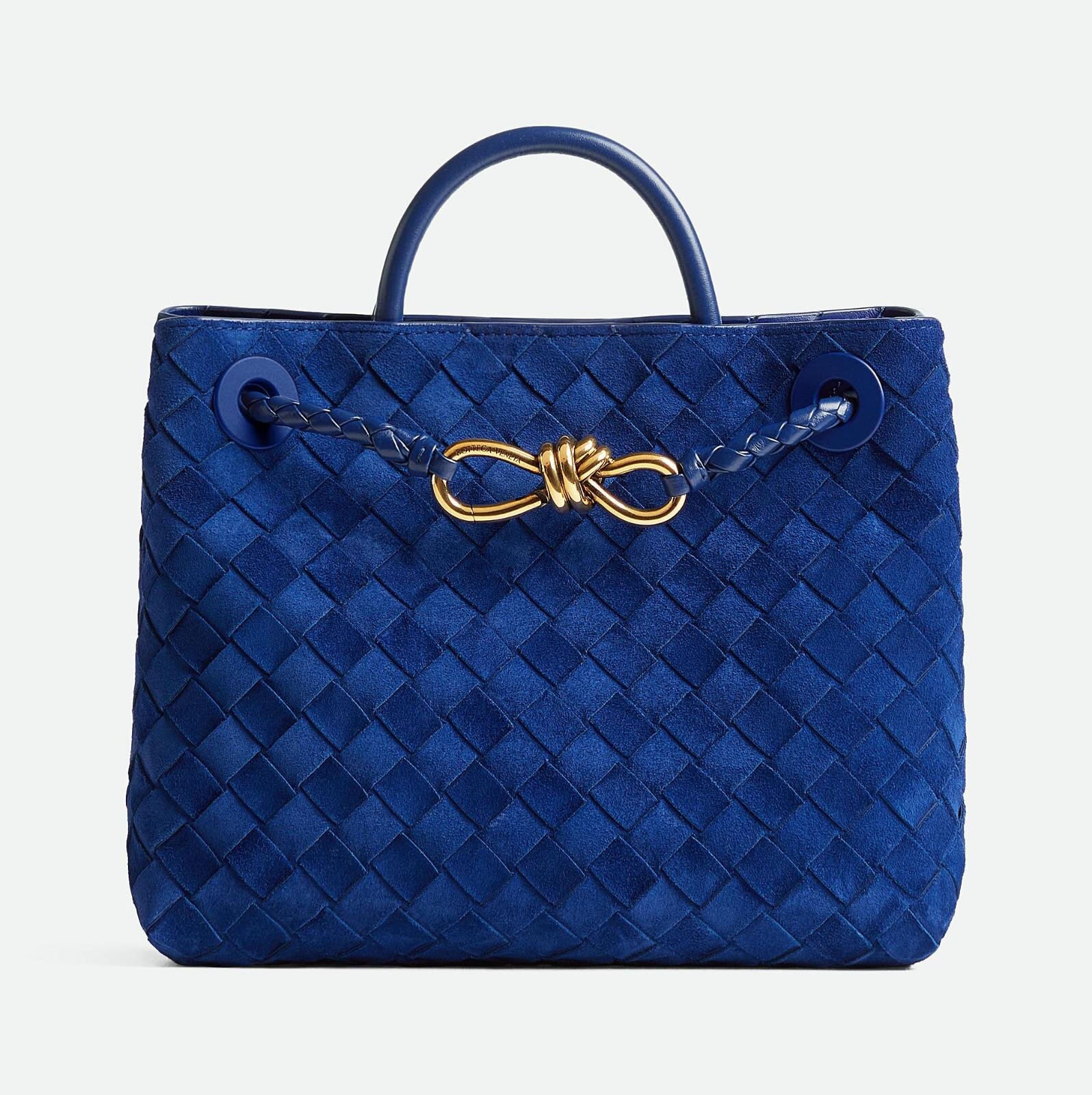 ボッテガ・ヴェネタ“ロイヤルブルー”のバッグ、ゴールドパーツ際立つ