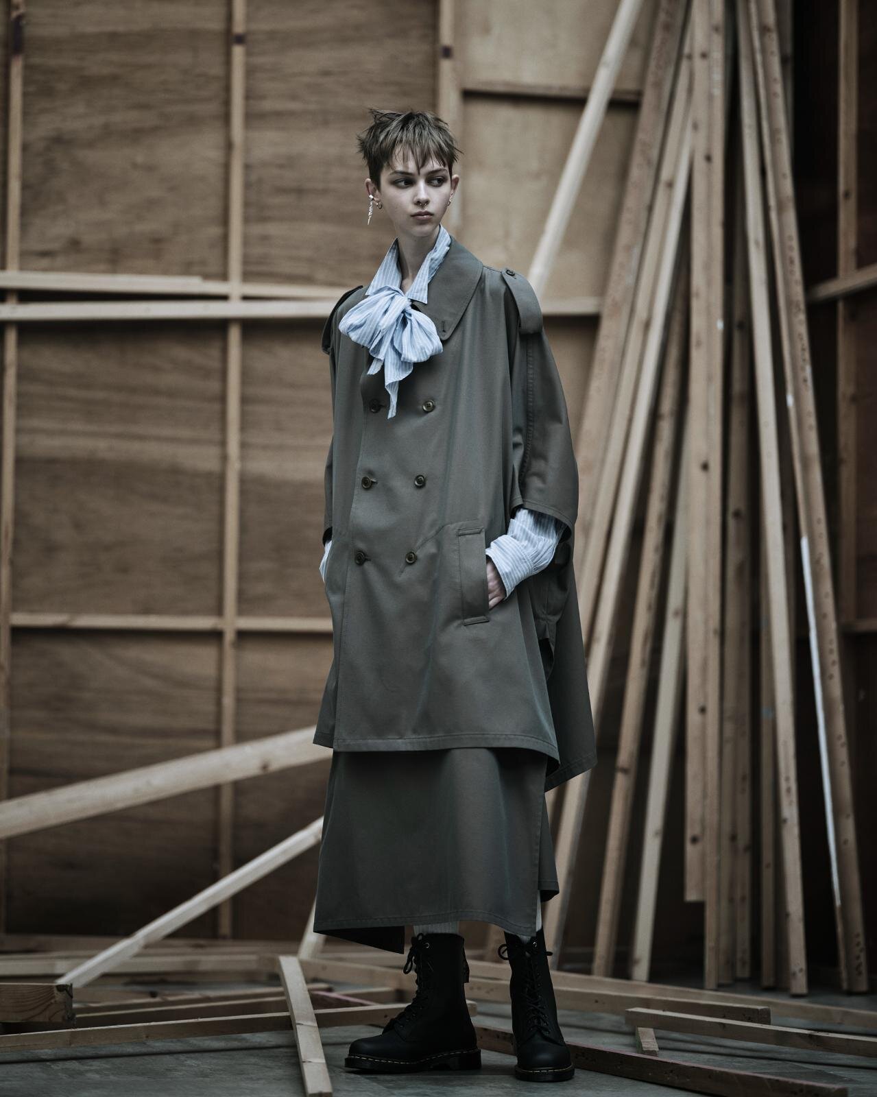 S'YTE“艶やかな玉虫色”ケープ風トレンチーコート＆深みブルーのロング