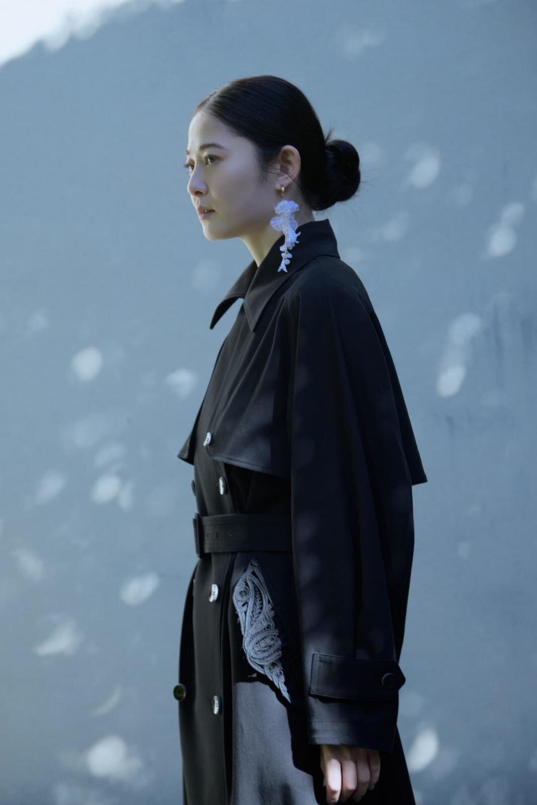 マメ クロゴウチ“オールブラック”の刺繍ウェア、トレンチコートや