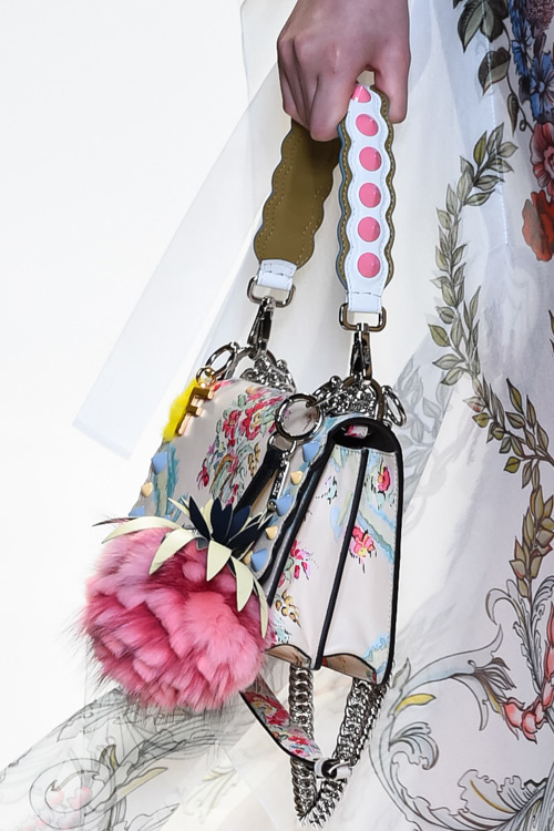 フェンディ フルーツ」パインやラズベリーのような色とりどりの新作