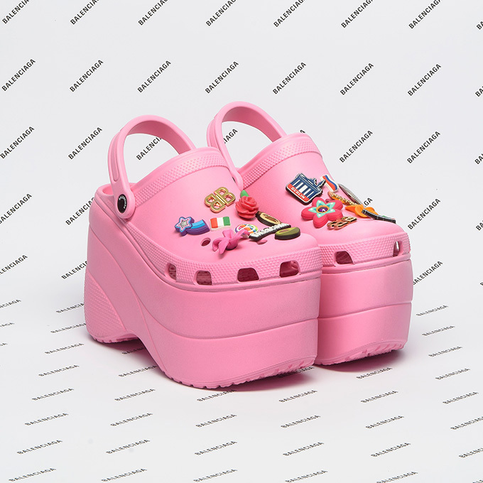 バレンシアガ×クロックスのコラボシューズ「The “Foam”」10cmの