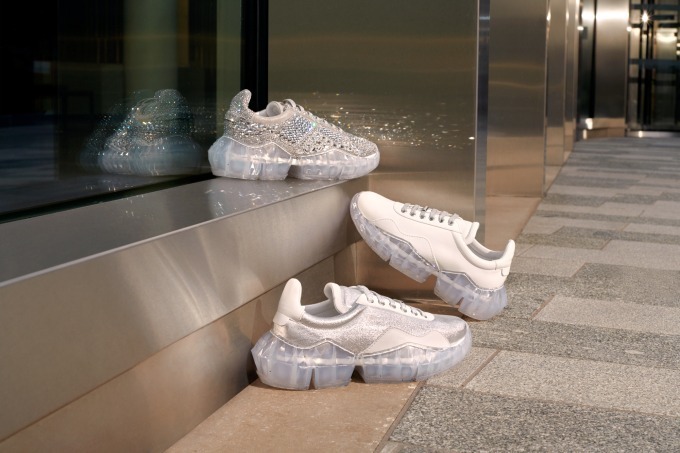 写真13/15｜ジミー チュウ新作スニーカー「ダイヤモンド」着想の透明