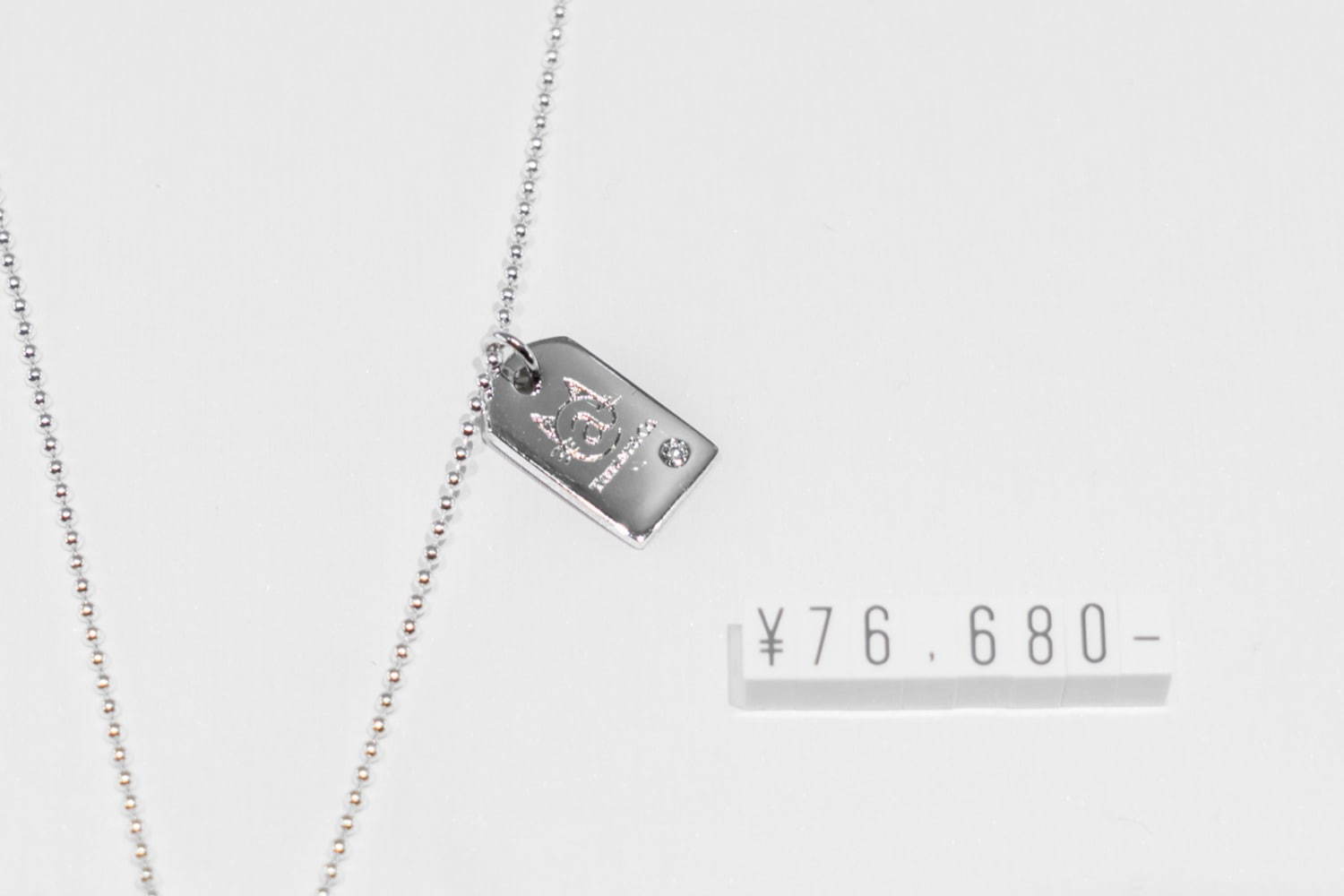 ティファニー“ネコ”モチーフのホワイト＆ローズゴールドチャーム、原宿