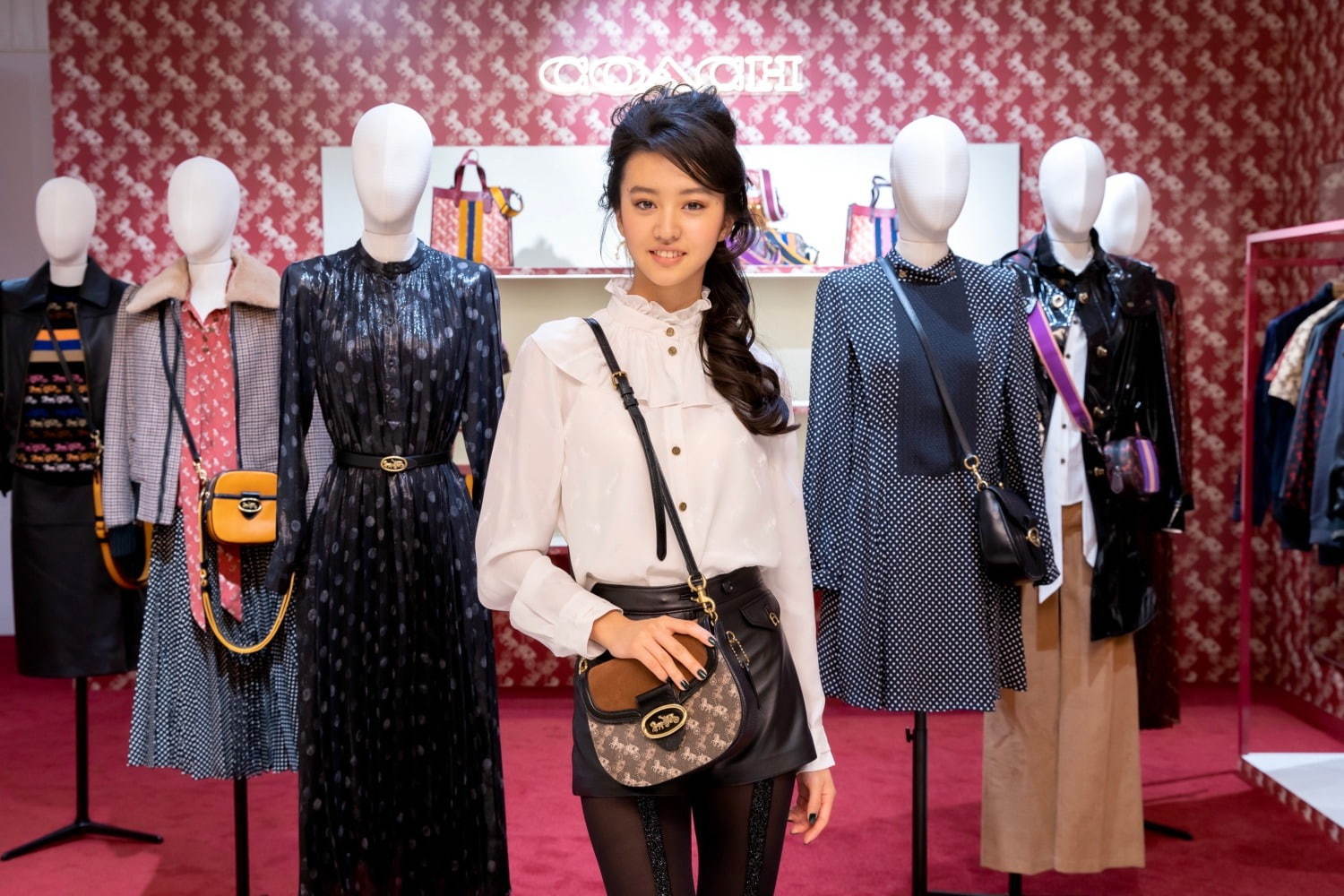 コーチ“馬車と馬”モチーフのカラーブロックカメラバッグ、伊勢丹新宿店