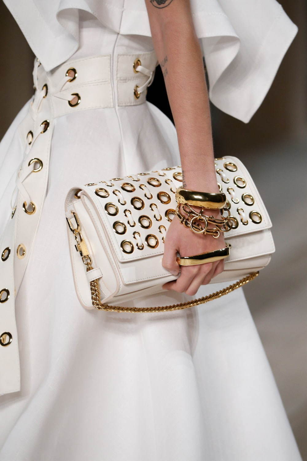 アレキサンダー・マックイーン新作「ストーリーショルダー」クラッチに