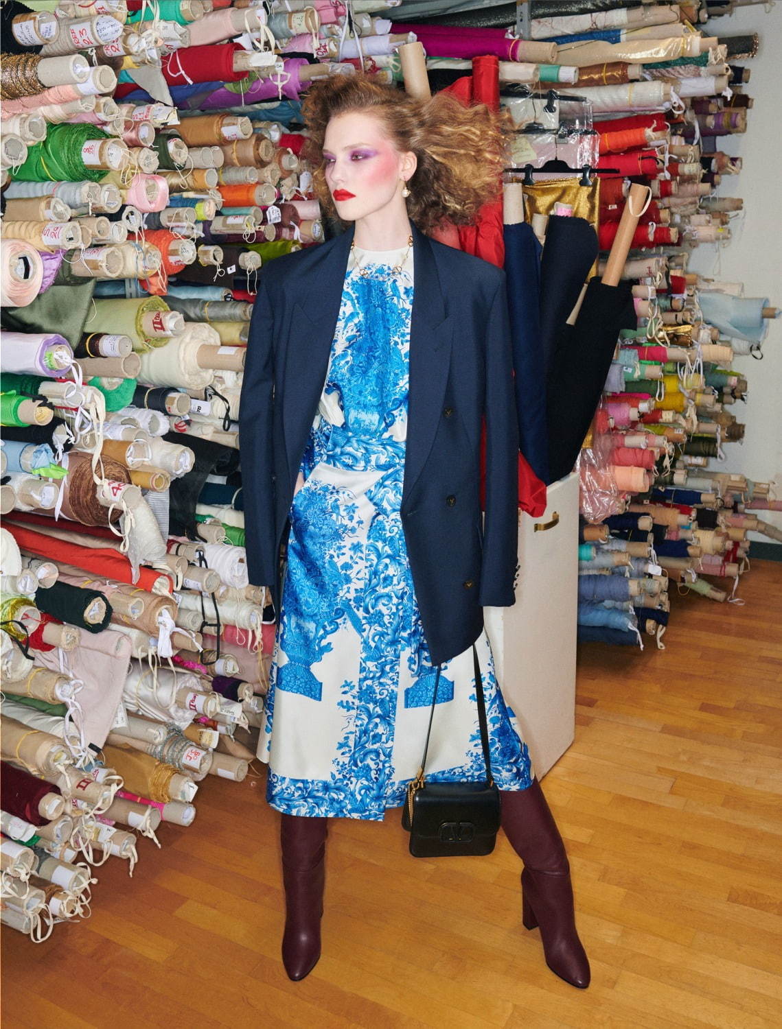 ヴァレンティノ“陶器の花柄”着想の新作、ブルーフラワーが咲き誇る