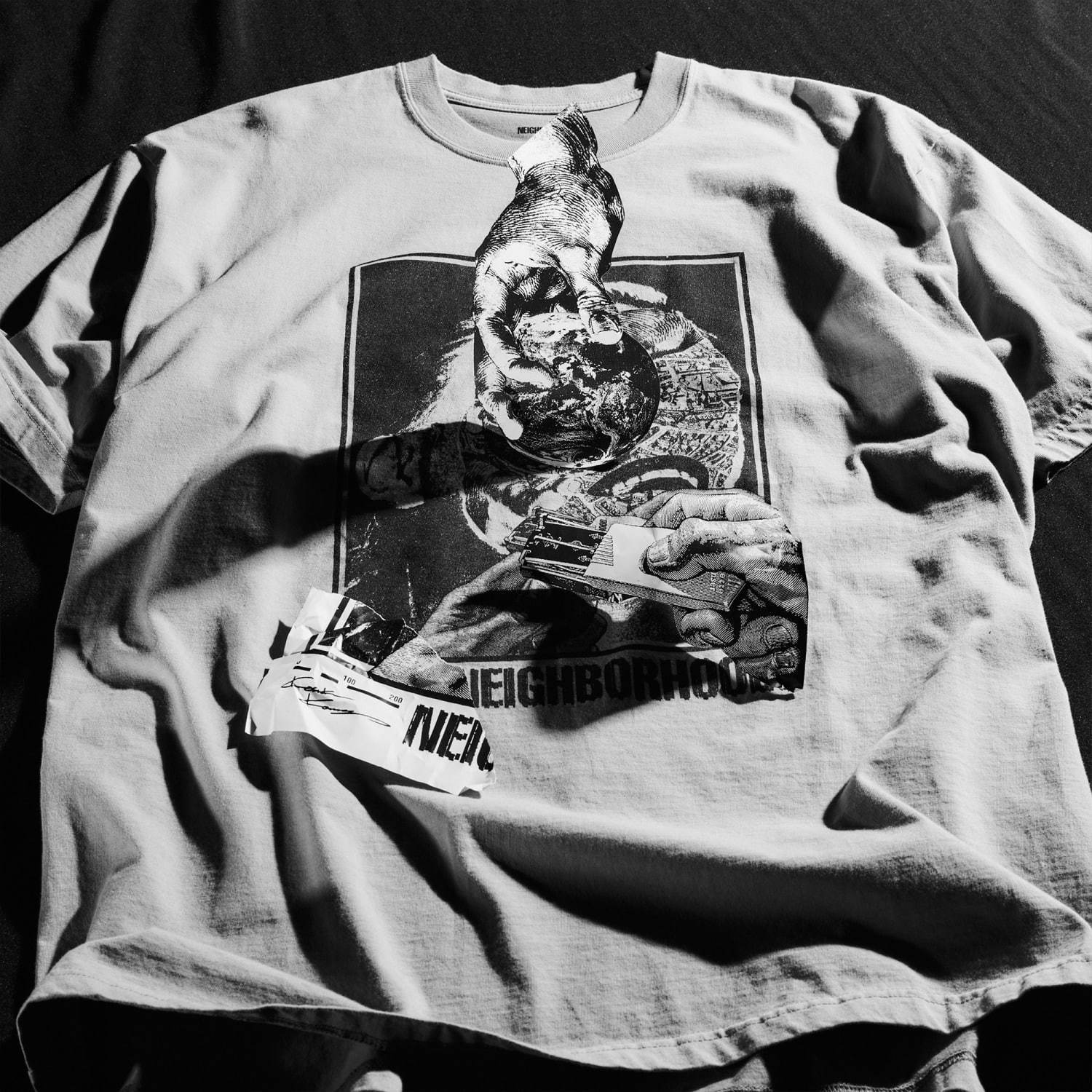 ネイバーフッド×河村康輔のグラフィックTシャツ、コラージュアートを