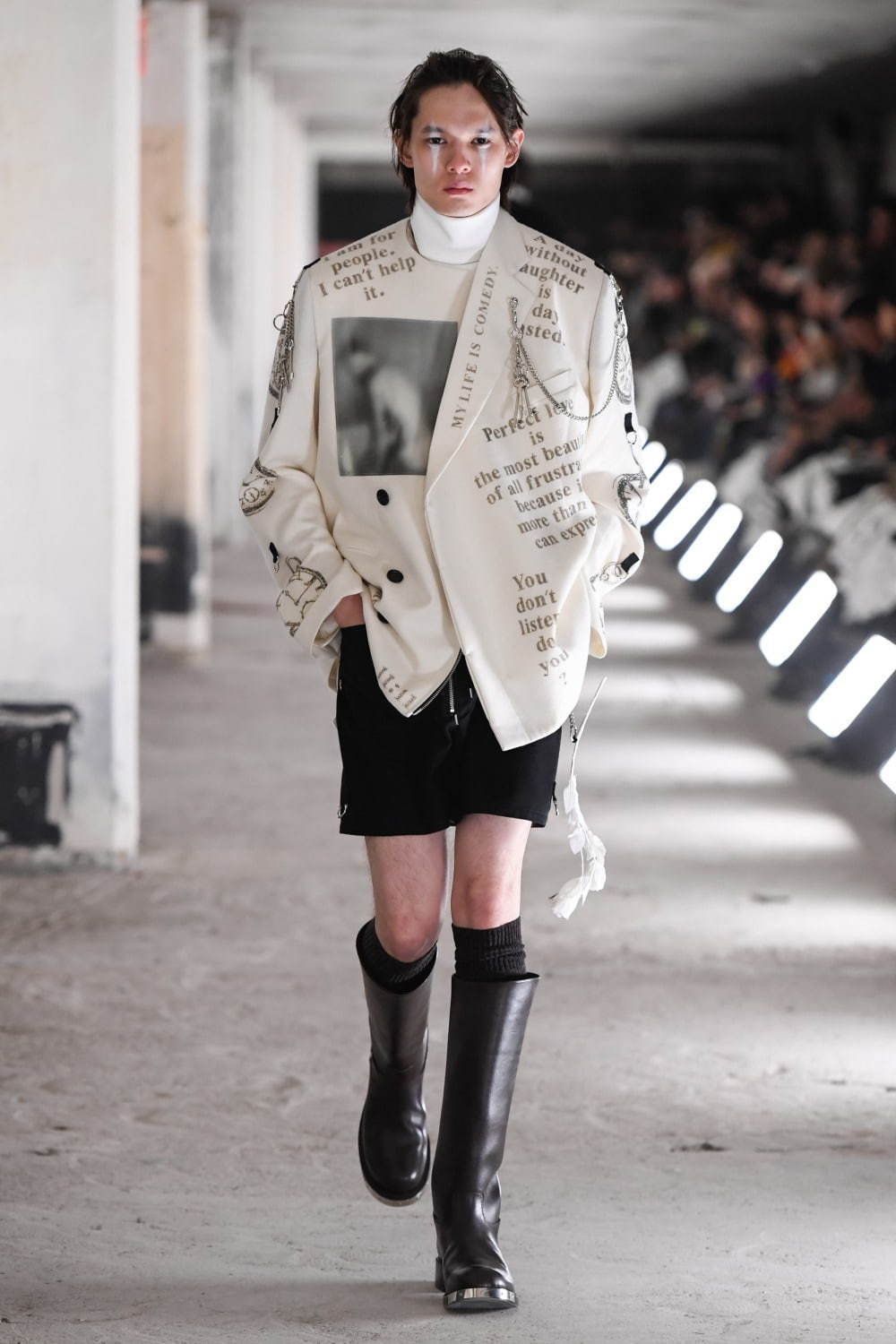 タカヒロミヤシタザソロイスト．“紙を焦がして描く”線香画アーティスト