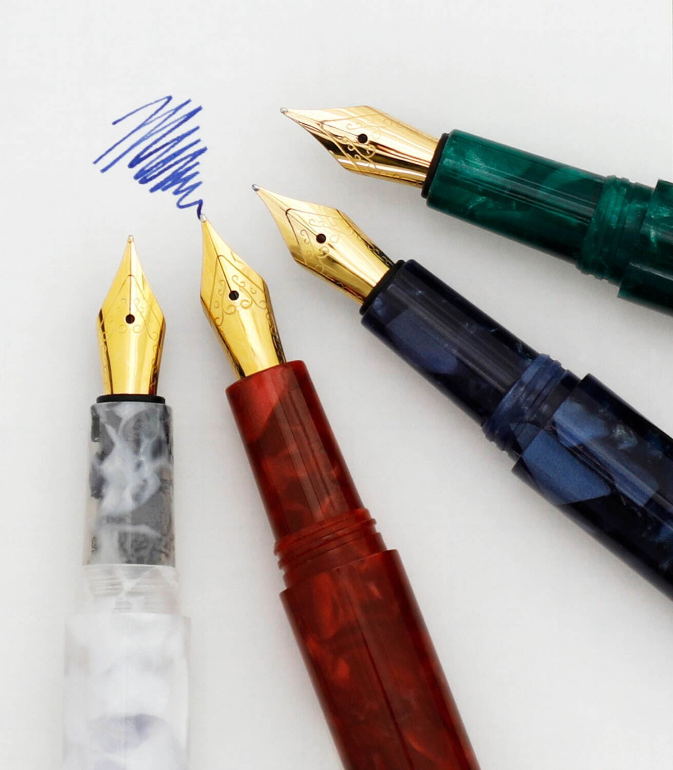 ハイタイド“角度で表情が変わる”マーブル万年筆に限定色レッド