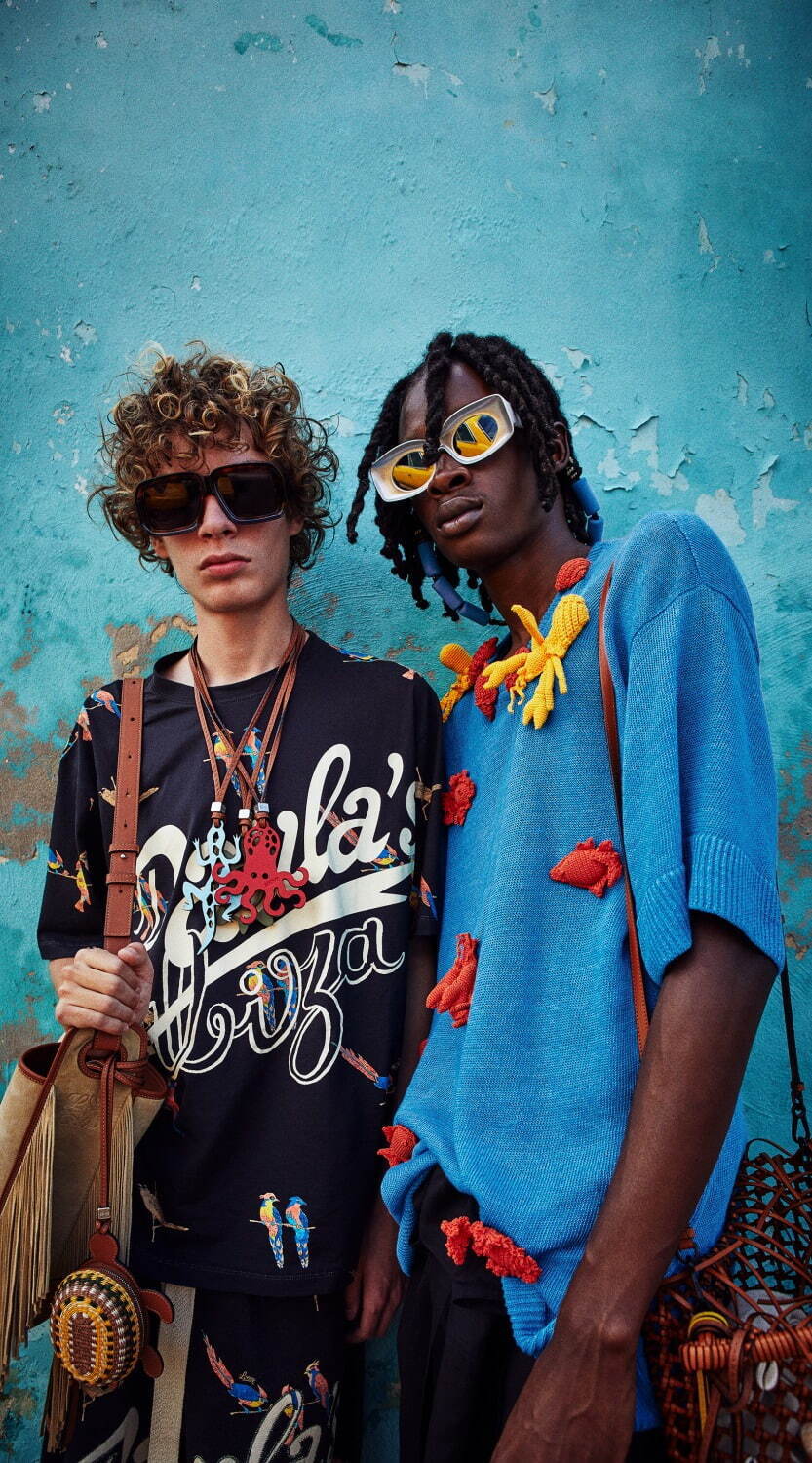 ロエベ“カラフルなオウム”や“海の生き物”プリントの新作ウェア＆バッグ