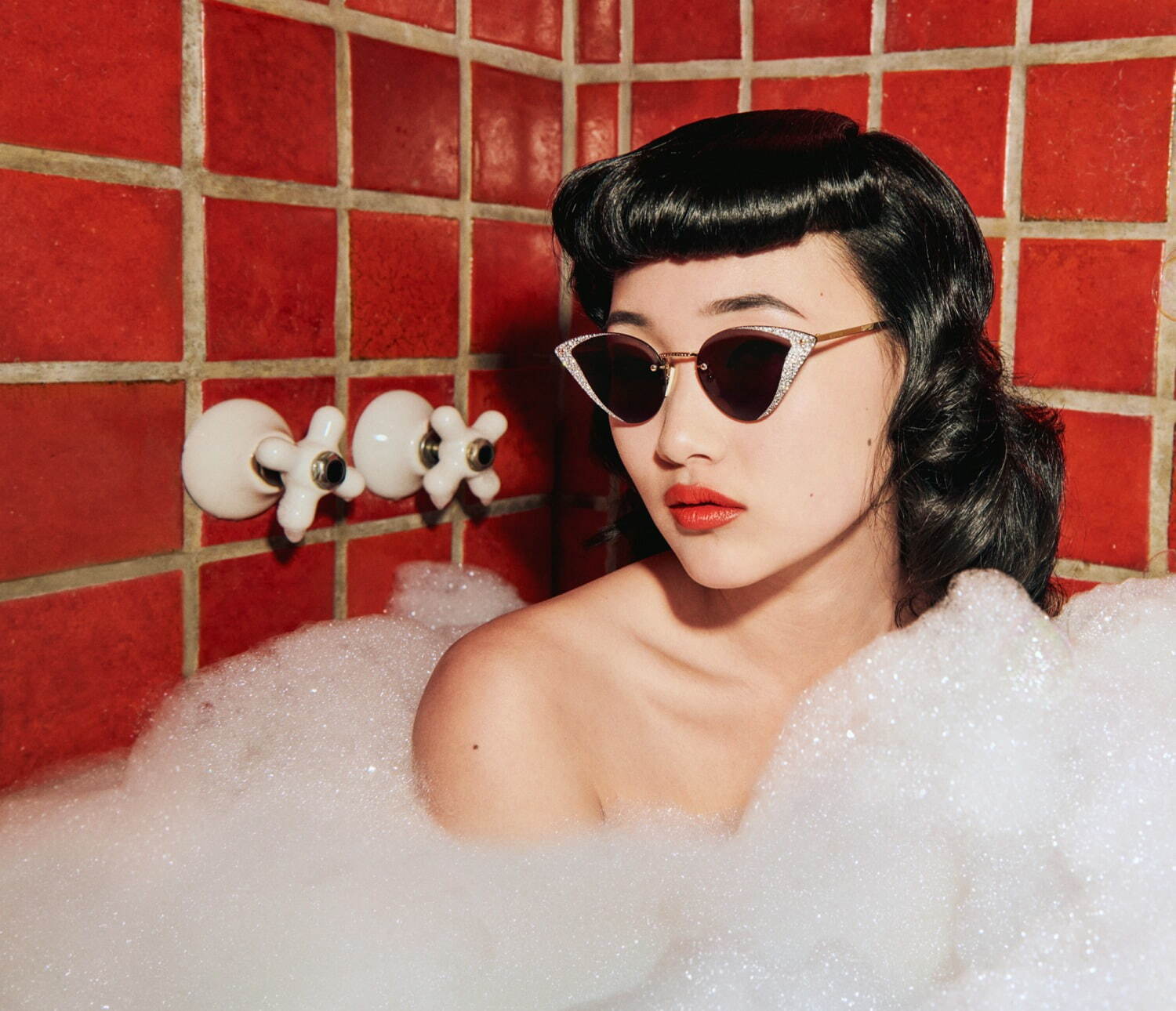 グッチ“ハリウッドスター”着想の新アイウェア、クリスタルが輝くハート