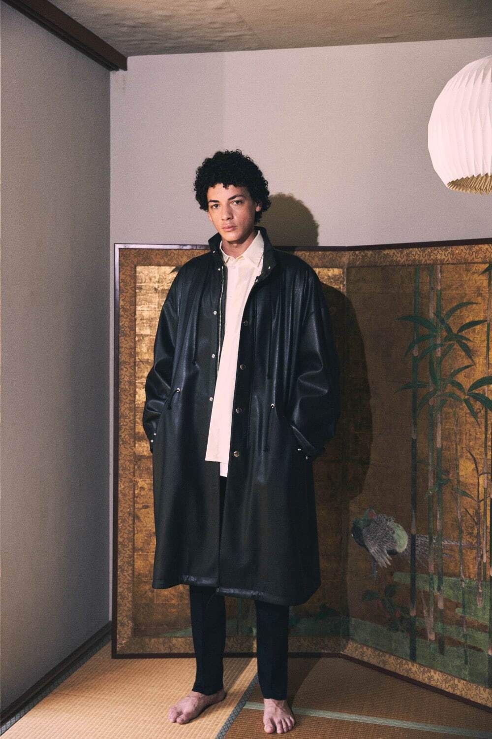 チノ、限定ブラックカラーのシンセティックレザーコート - 阪急メンズ