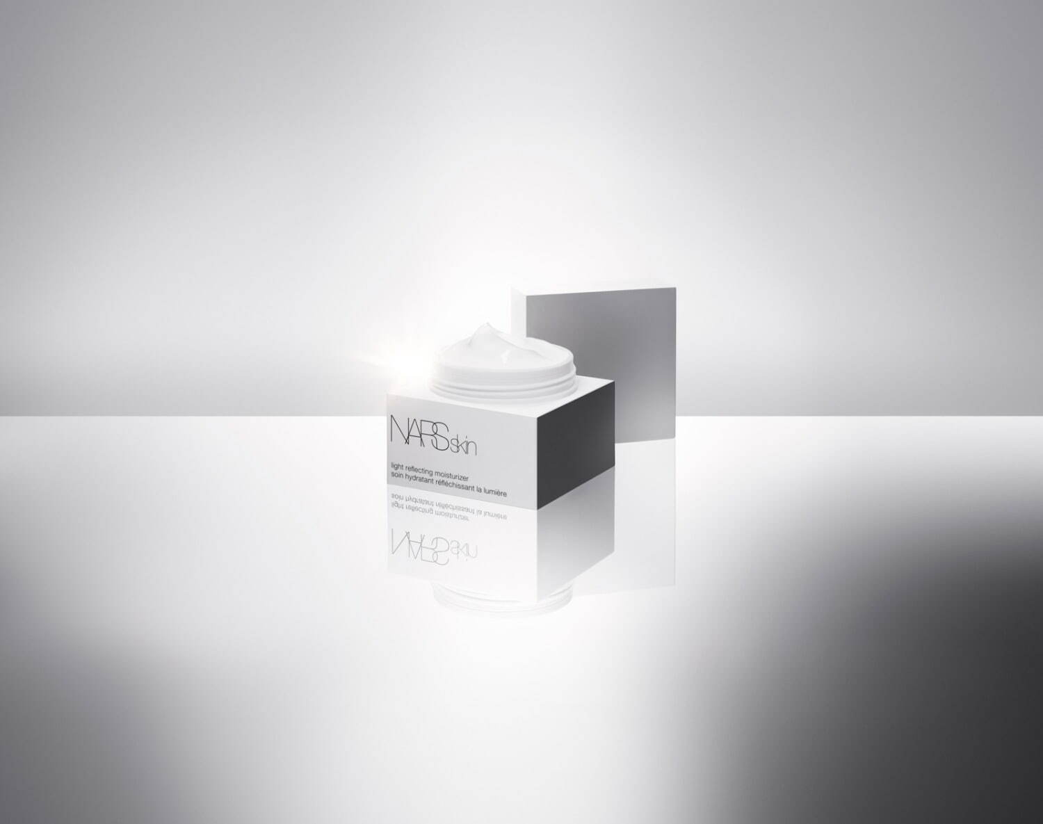 NARSの2022年スキンケア、“光を反射する肌へ”新作ローション＆アイ