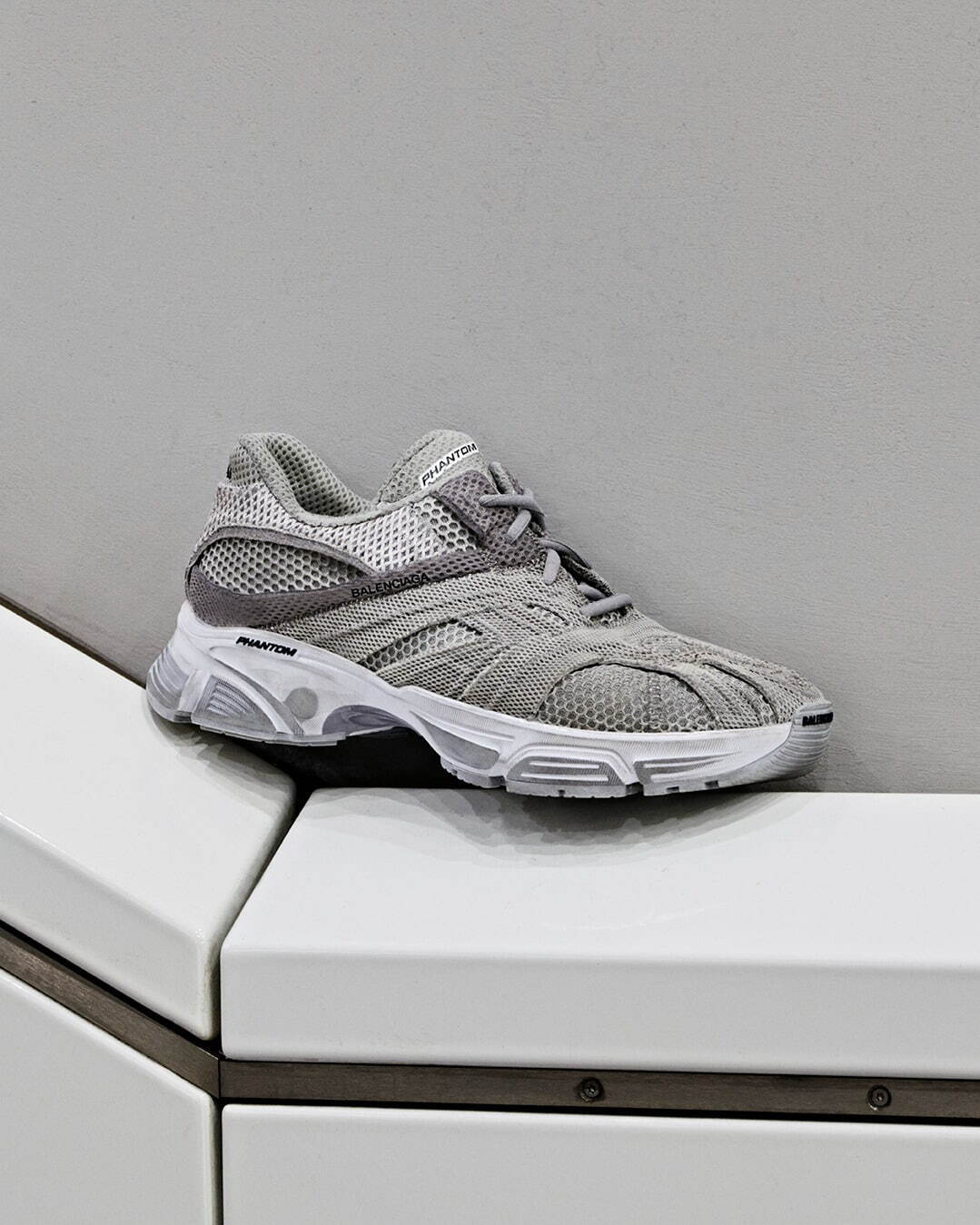 バレンシアガ新スニーカー「ファントム」多層メッシュアッパー×アーチ