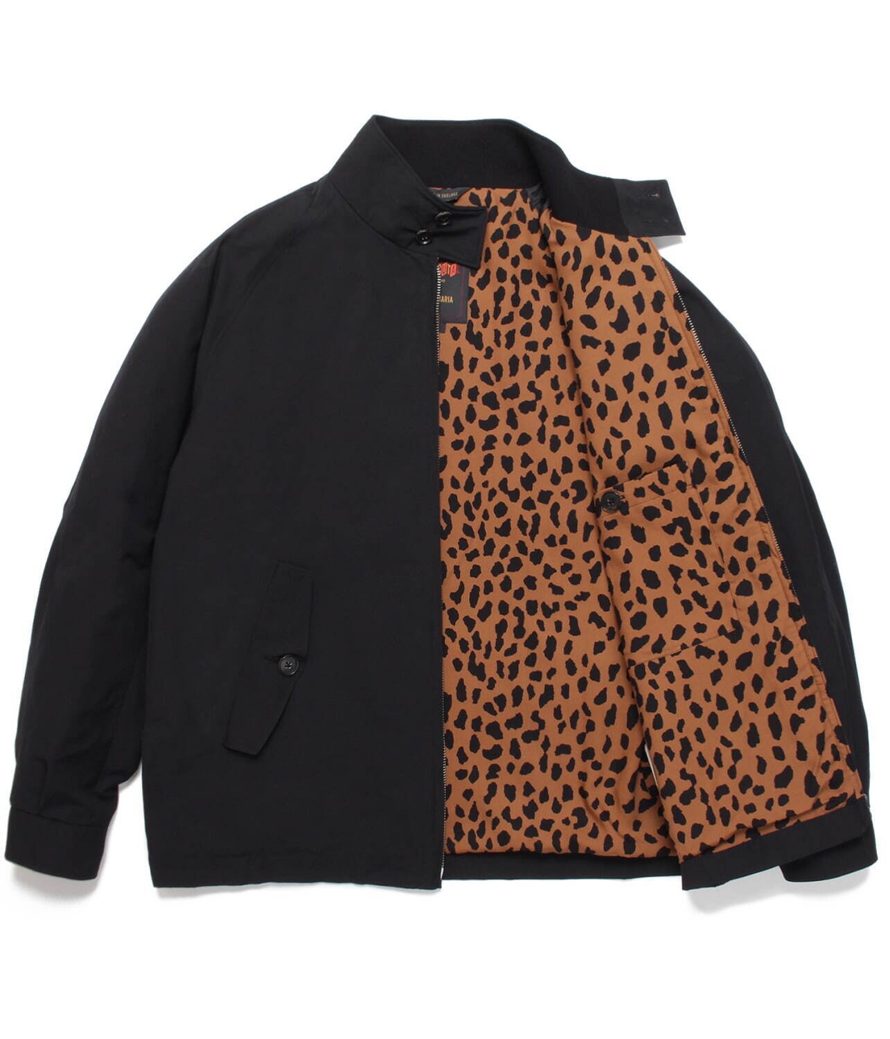 ワコマリアとバラクータのコラボジャケット、フロントにロゴ刺繍