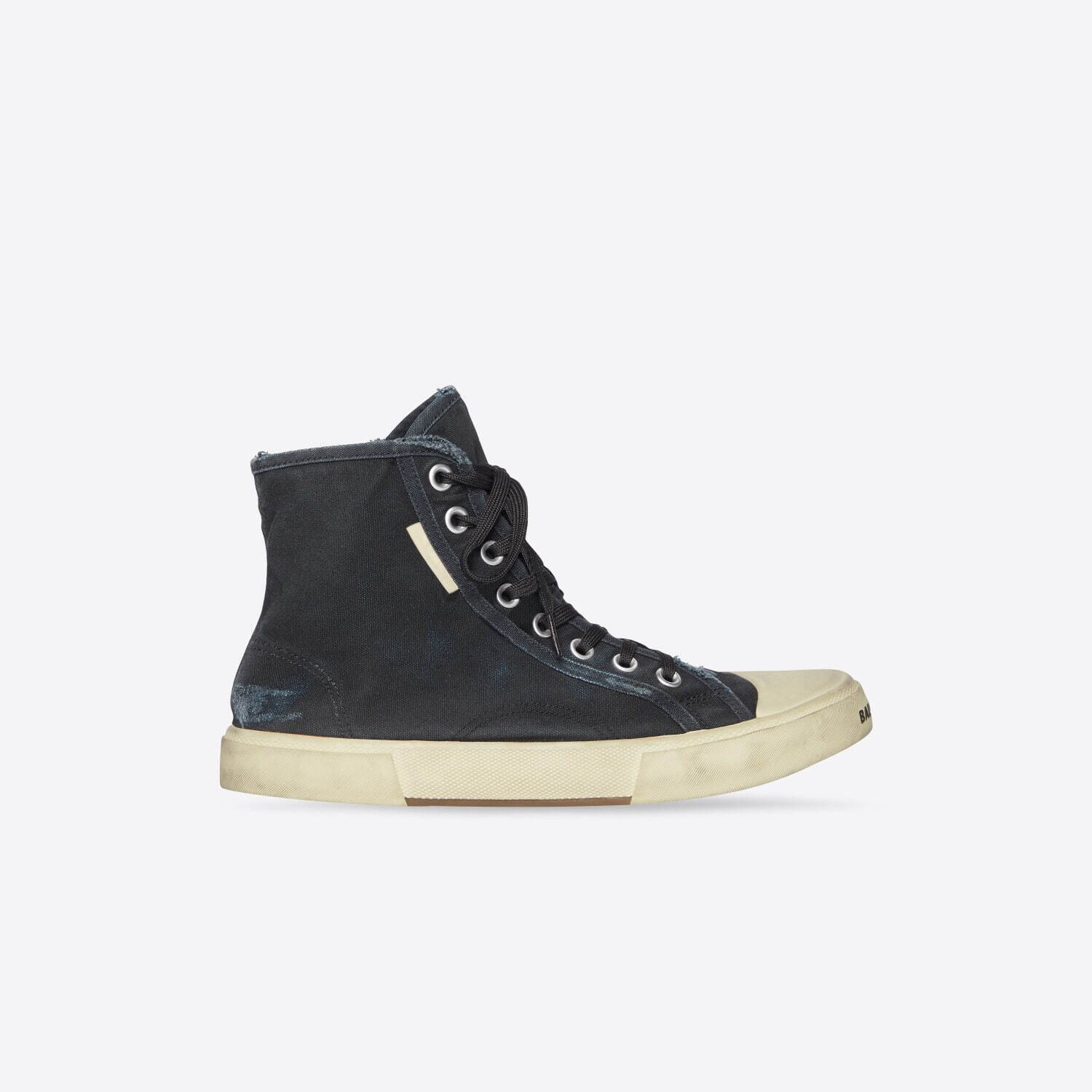 バレンシアガ新作スニーカー「パリ スニーカー」リアルなユーズドな