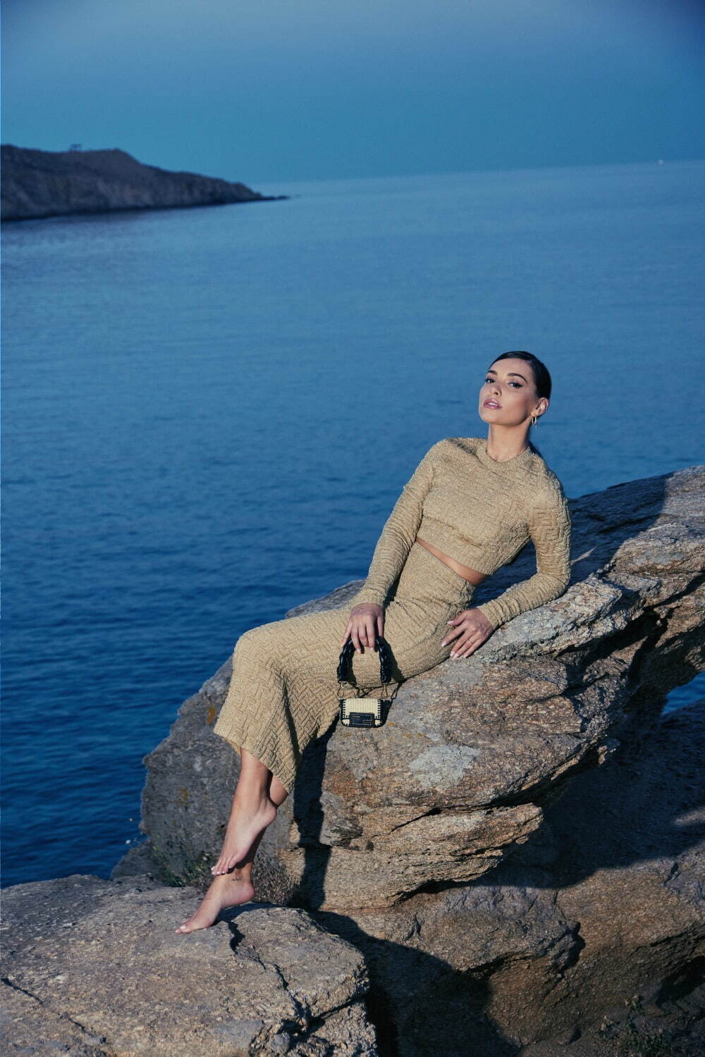 フェンディ夏のセットアップ、「FF」ロゴモチーフのシルクジャケットや